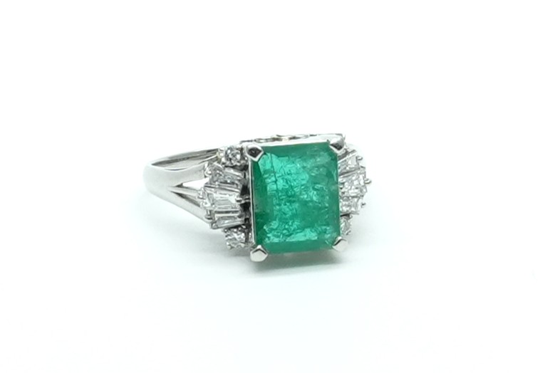 投稿記事「エメラルド ダイヤ リング Pt900 2.15ct D0.45ctを買取しました！」の商品画像