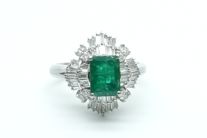 投稿記事「エメラルド ダイヤ リング Pt900 1.34ct D1.03ctを買取しました！」の商品画像