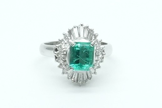 投稿記事「エメラルド ダイヤ リング Pt900 1.14ct D0.72ctを買取しました！」の商品画像