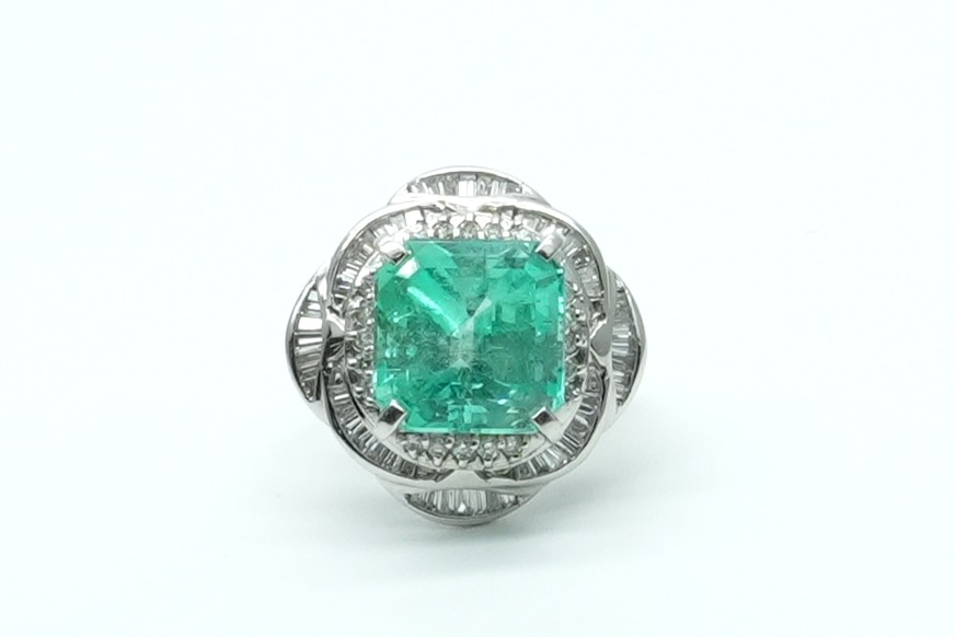 投稿記事「エメラルド ダイヤ リング Pt900 6.97ct D0.8ctを買取しました！」の商品画像