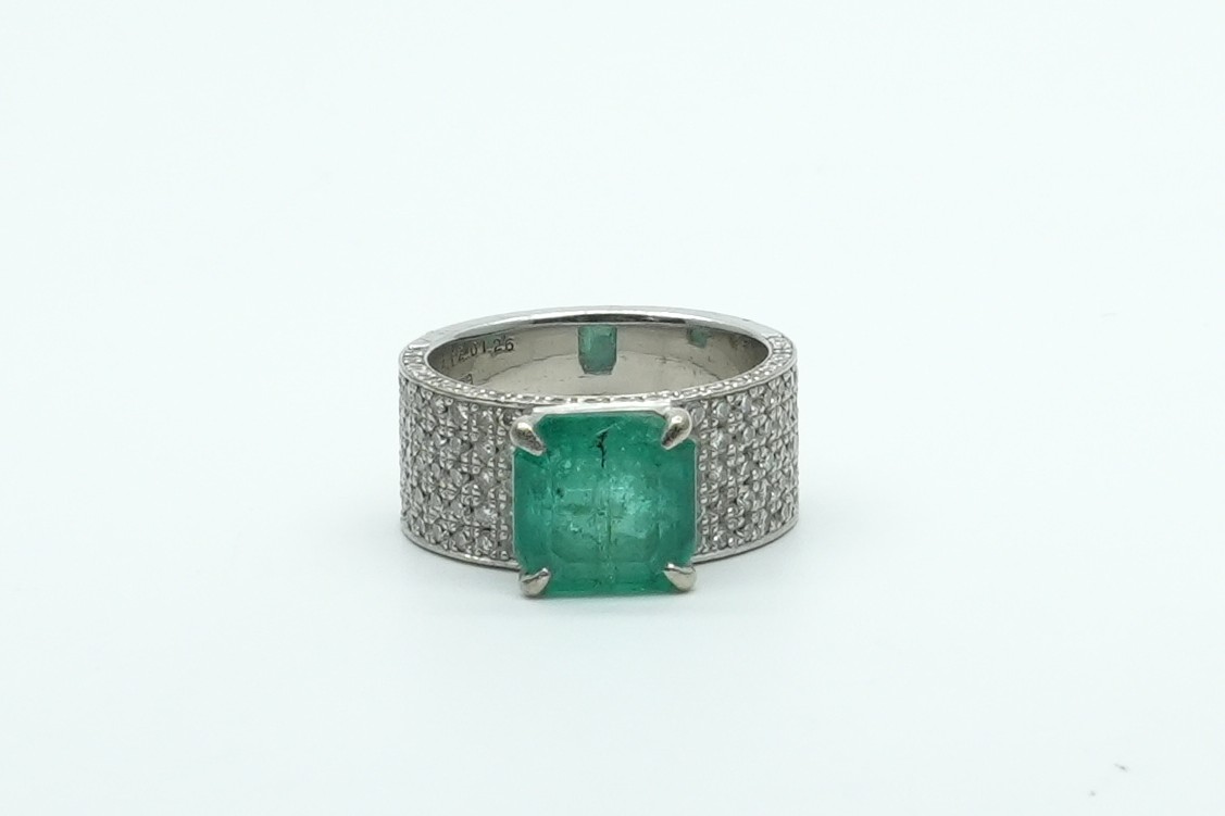 投稿記事「エメラルド ダイヤ リング K18WG4.12ct D1.26ctを買取しました！」の商品画像