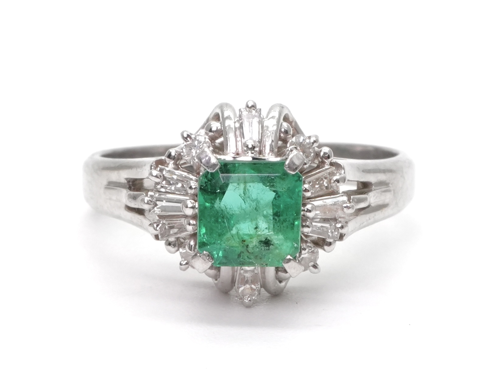 投稿記事「エメラルド ダイヤ リング Pt900 0.704ctを買取しました！」の商品画像