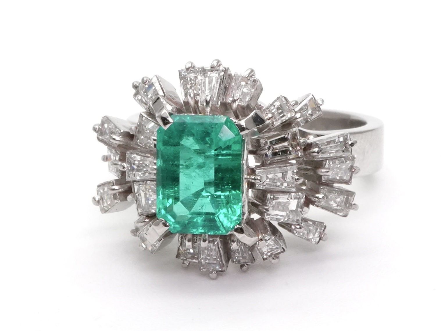 投稿記事「エメラルド ダイヤ リング Pt8501.35ctを買取しました！」の商品画像