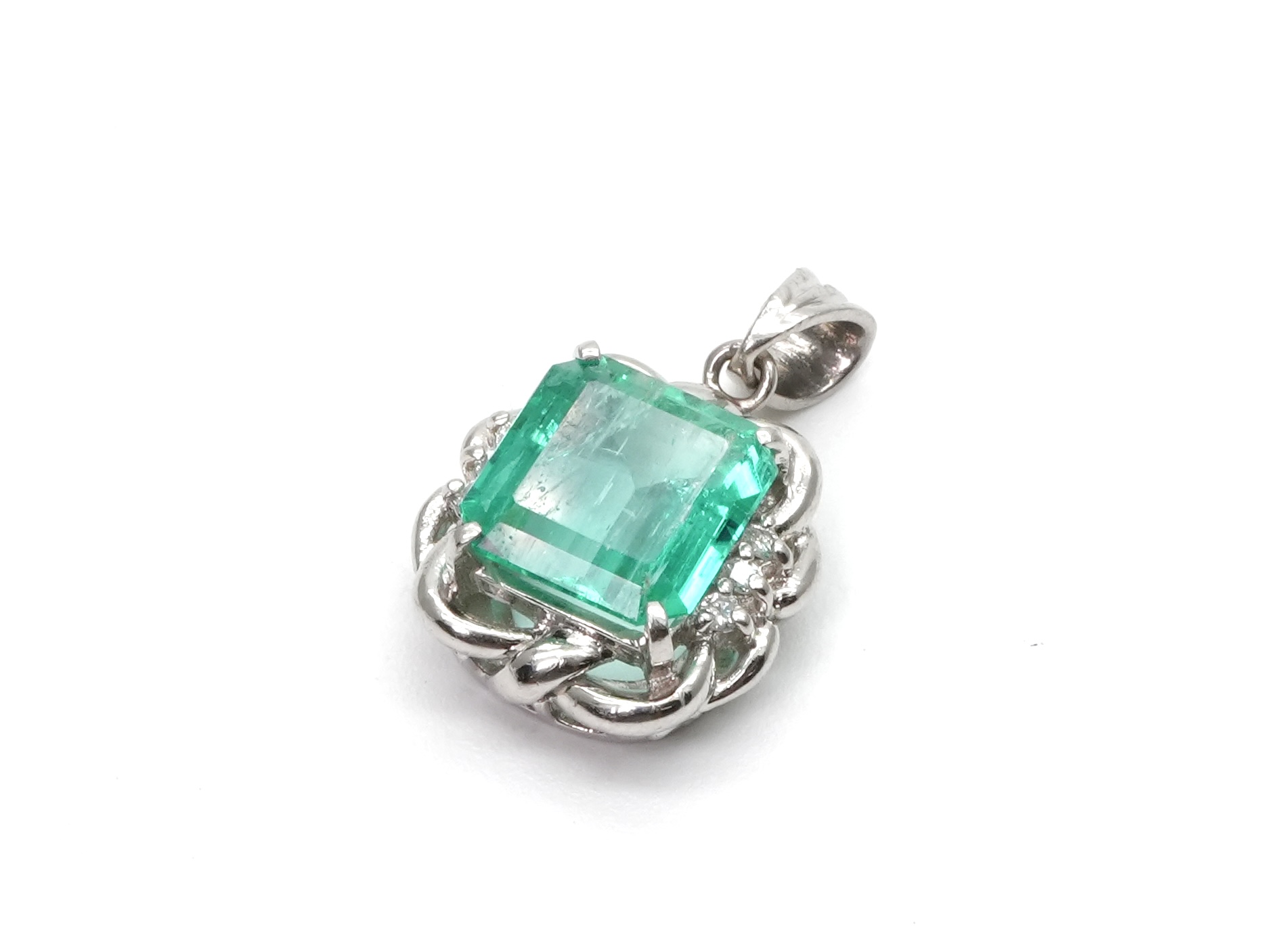 投稿記事「エメラルド ダイヤ リング Pt900 2.54ct D0.06ctを買取しました！」の商品画像