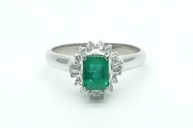 投稿記事「エメラルド ダイヤ リング Pt850 1.18ct D0.27ctを買取しました！」の商品画像