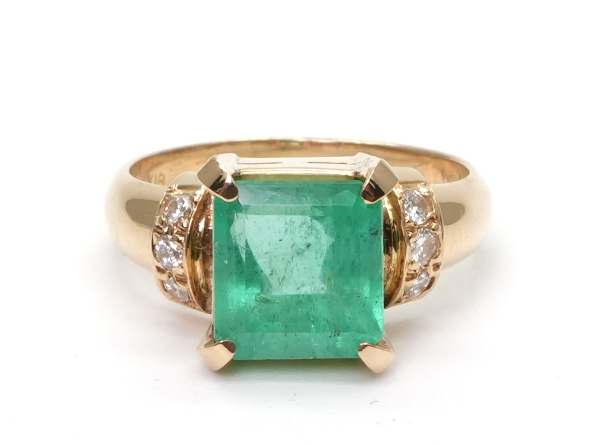 投稿記事「エメラルド ダイヤ リング K18 2.43ct D0.41ctを買取しました！」の商品画像