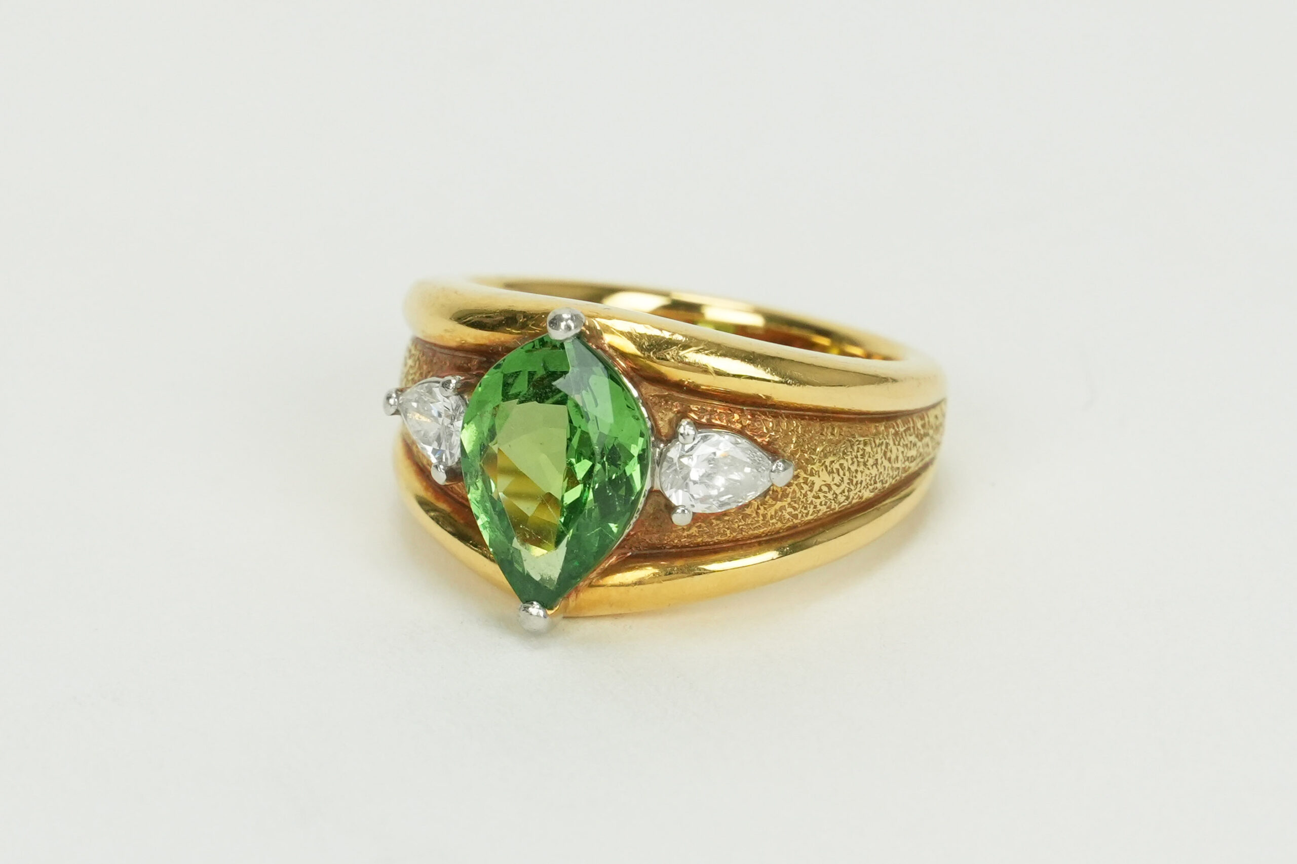 投稿記事「グリーングロッシュラーガーネット ダイヤ リング Pt900/K18メ 2.42ct 0.31ctを買取しました！」の商品画像