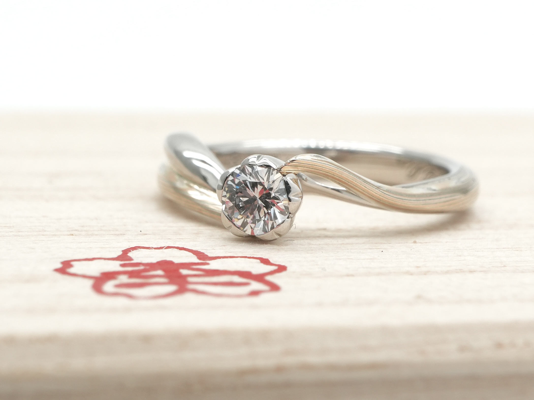 投稿記事「杢目金屋 桜一輪 エンゲージリング SV925/K18/Pt900 ダイヤモンド 0.256ctを買取しました！」の商品画像