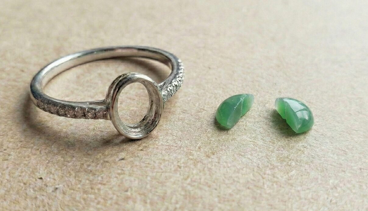 台座から外れて真っ二つになった翡翠のルースのイメージ画像