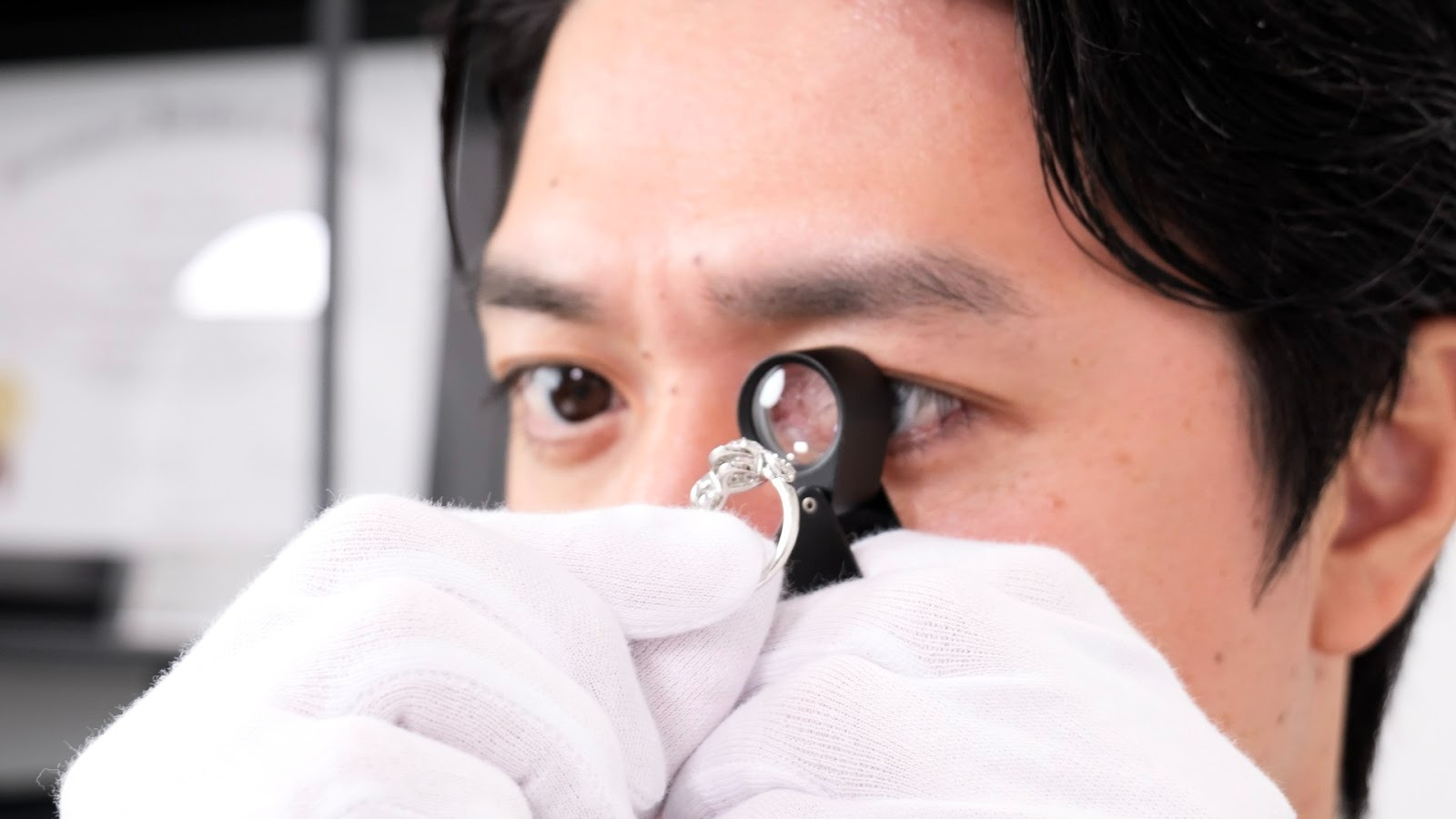 ダイヤモンドのリングを査定するおもいお鑑定士のイメージ画像