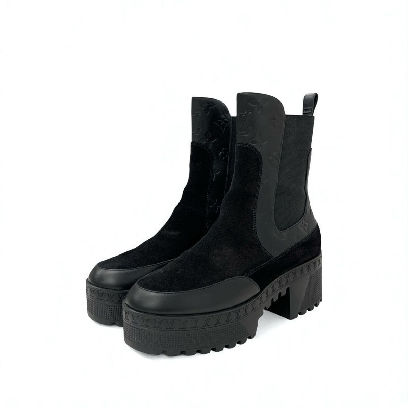 投稿記事「ルイヴィトン ローリエートライン モノグラム スエード レザー サイドゴア アンクルブーツ ブラックを買取しました！」の商品画像