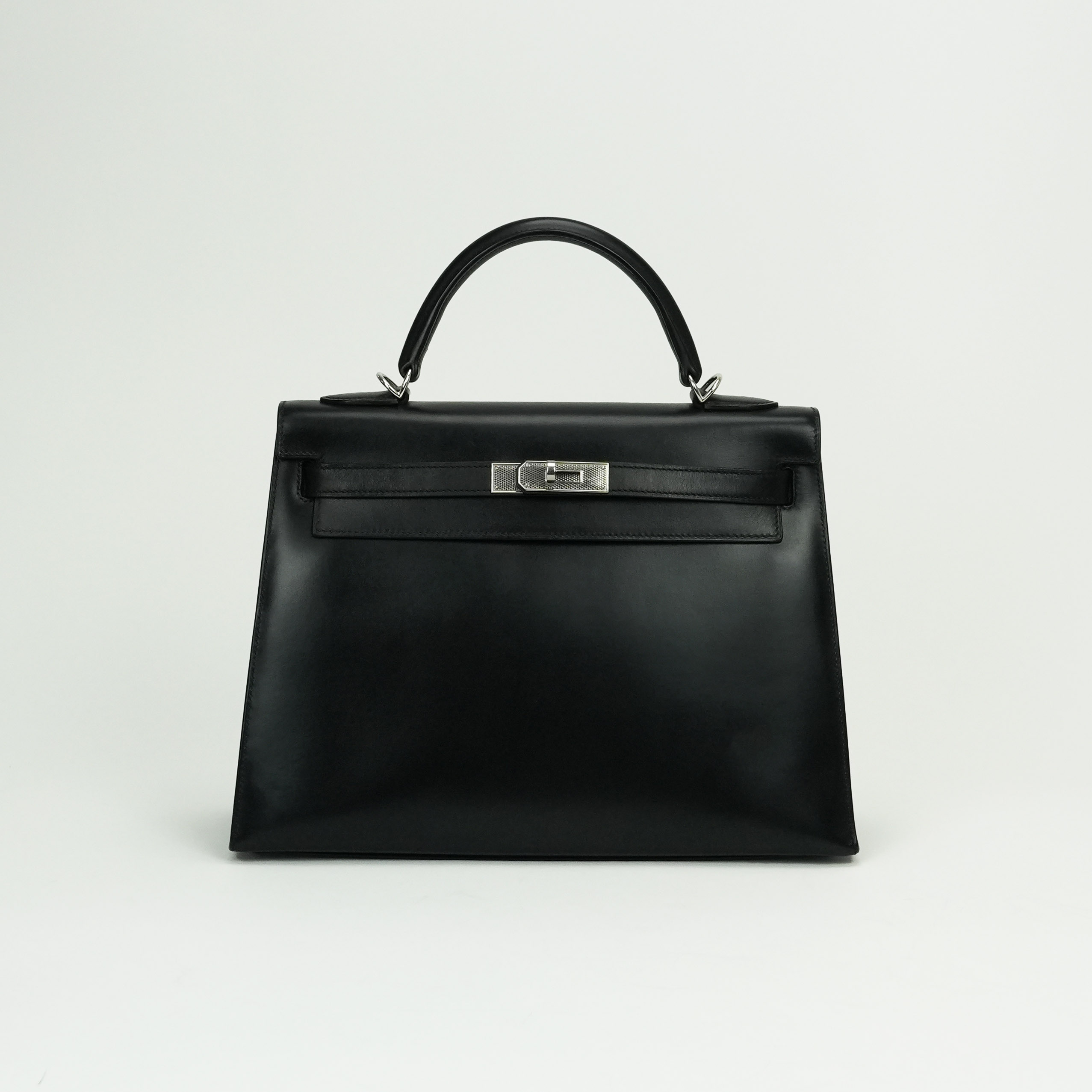 投稿記事「エルメス ケリー32 外縫い ボックスカーフ ブラック シルバー金具 を買取しました！」の商品画像