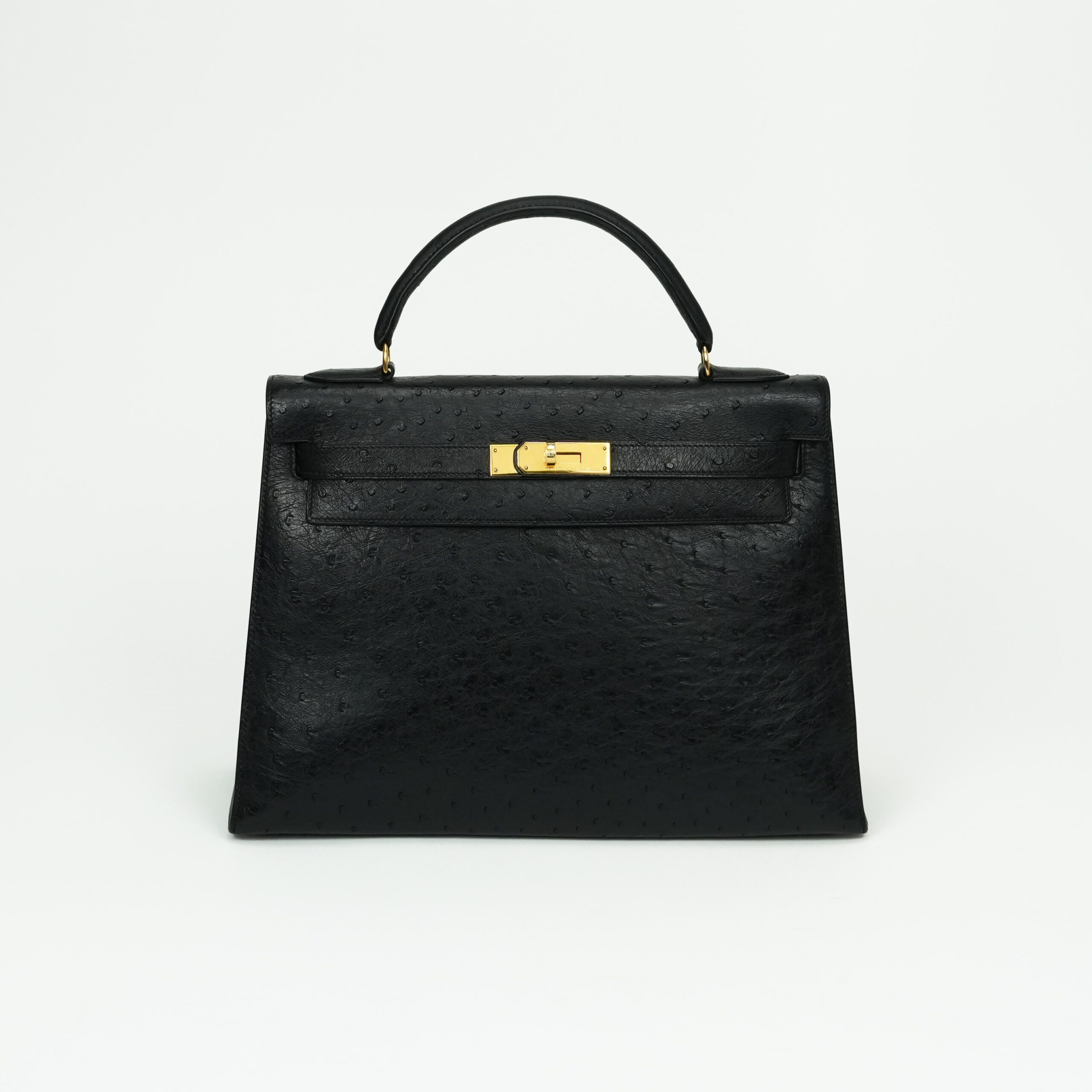 投稿記事「エルメス ケリー32 外縫い オーストリッチ ブラック ゴールド金具 を買取しました！」の商品画像