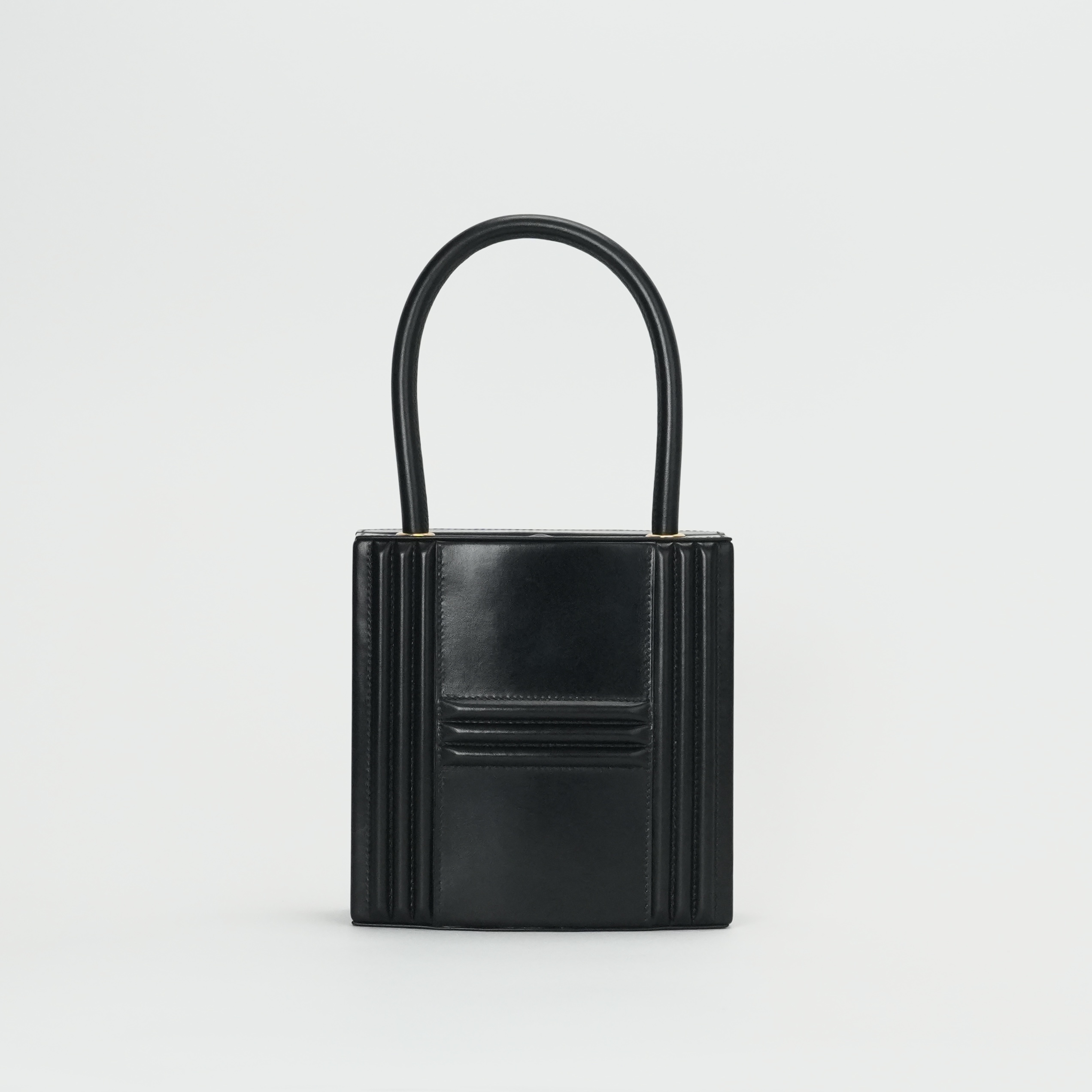 投稿記事「エルメス カデナバッグ ボックスカーフ ブラック ゴールド金具を買取しました！」の商品画像