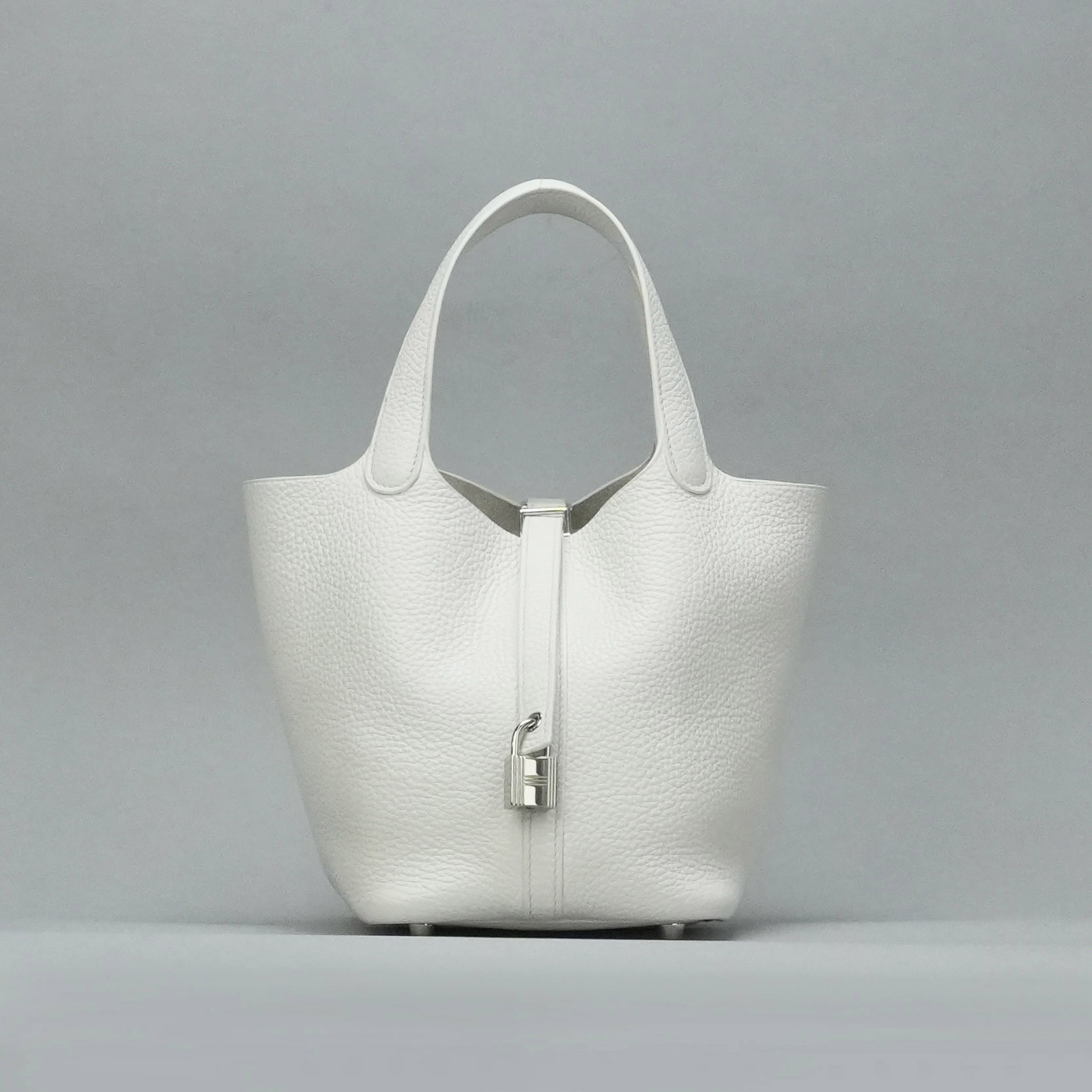 投稿記事「エルメス ピコタンロックPM トリヨンクレマンス ホワイト シルバー金具を買取しました！」の商品画像