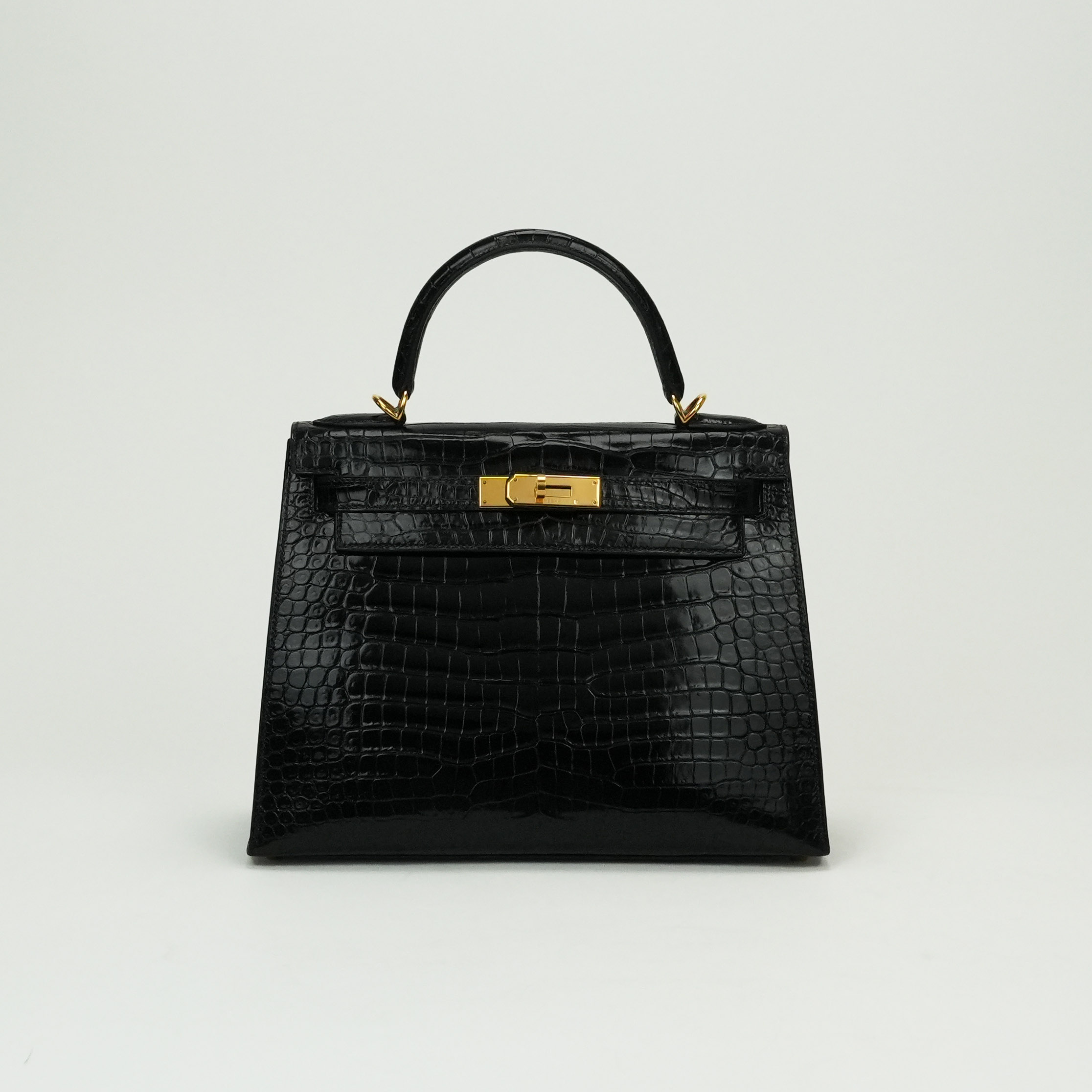 投稿記事「エルメス ケリー28 外縫い ポロサス ブラック ゴールド金具 を買取しました！」の商品画像