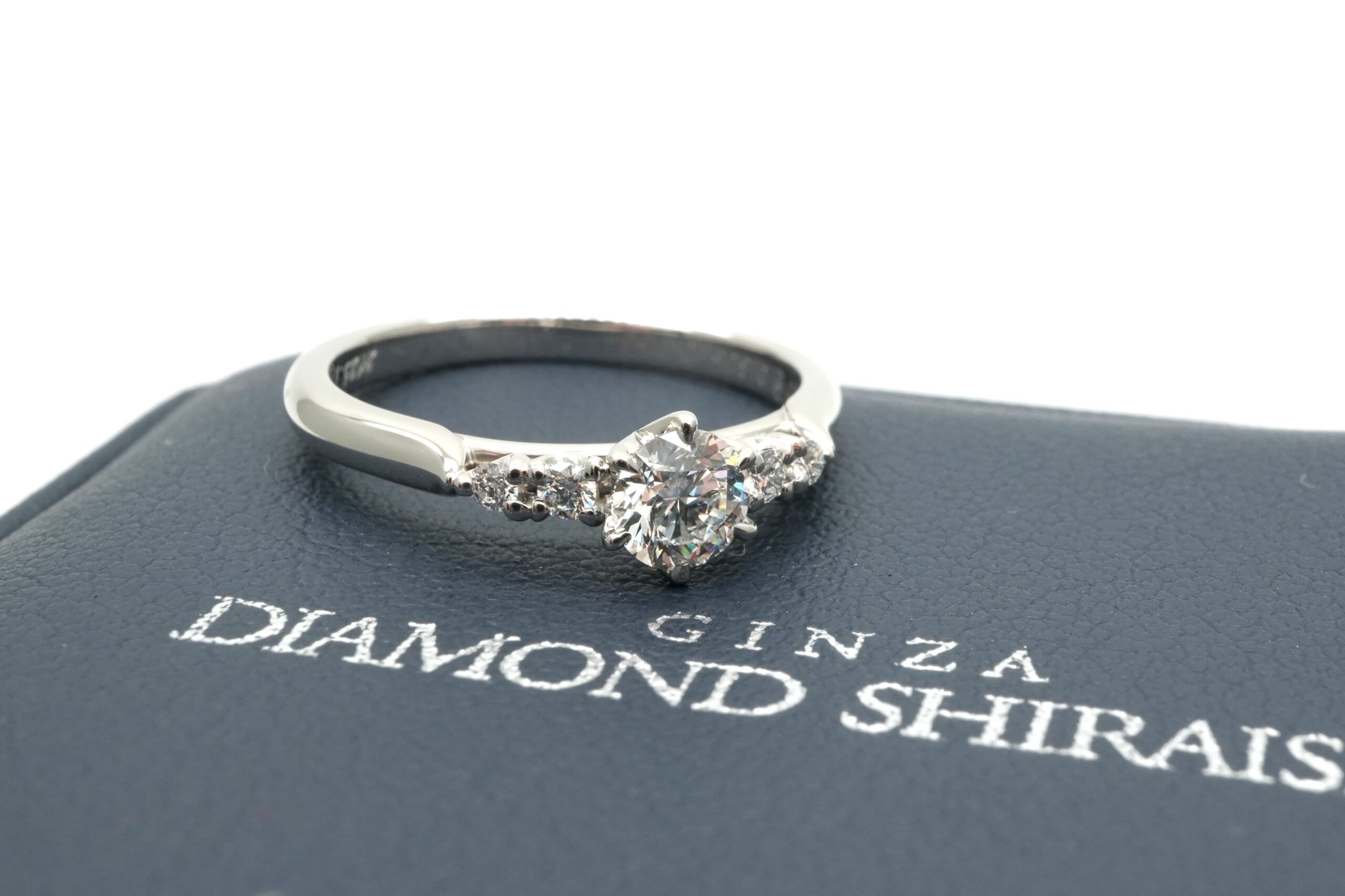 投稿記事「ダイヤモンドシライシ ブーケメリア ダイヤモンド エンゲージリング Pt950 0.430ctを買取しました！」の商品画像