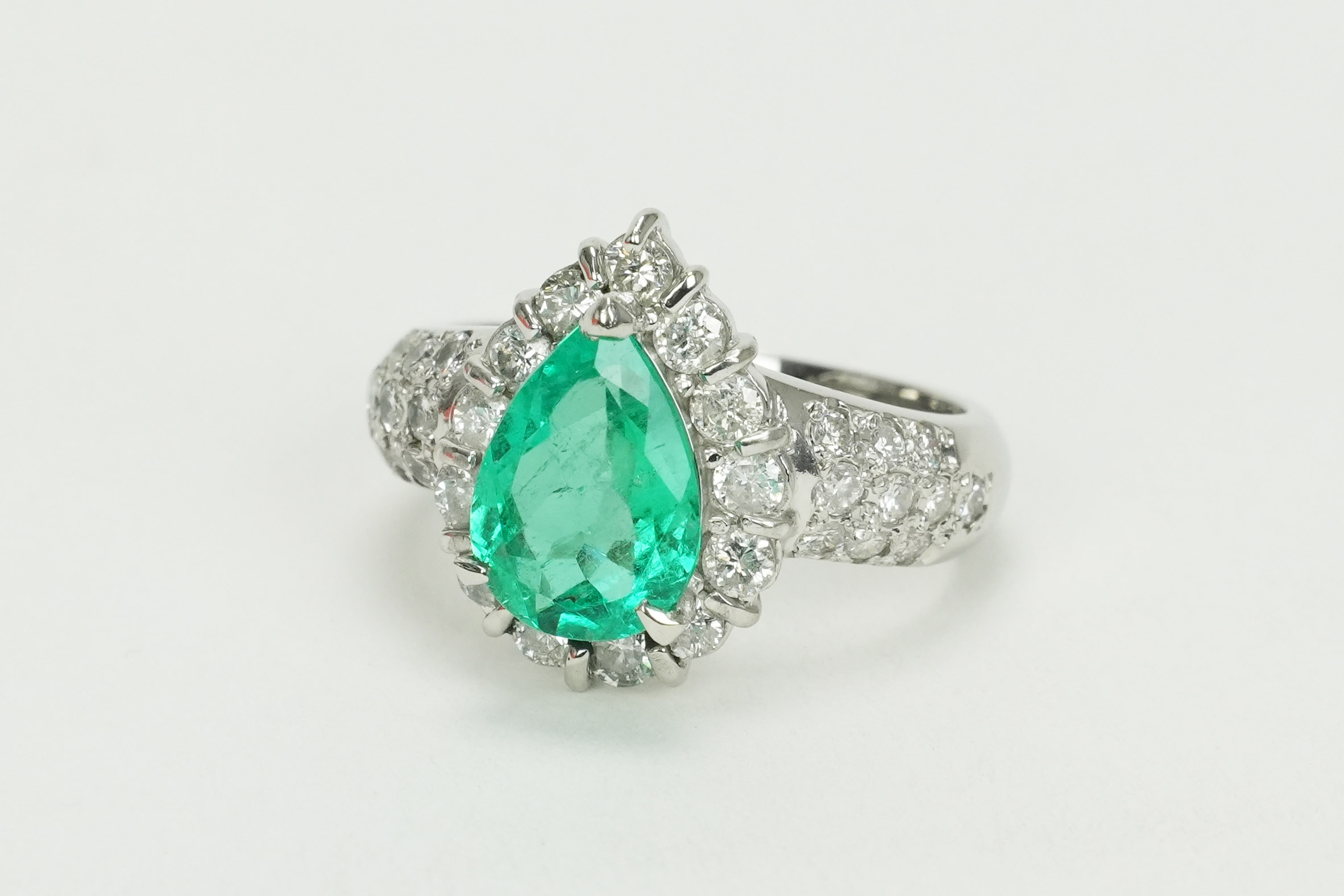 投稿記事「エメラルド ダイヤ リング Pt900 1.66ct D1.09ctを買取しました！」の商品画像