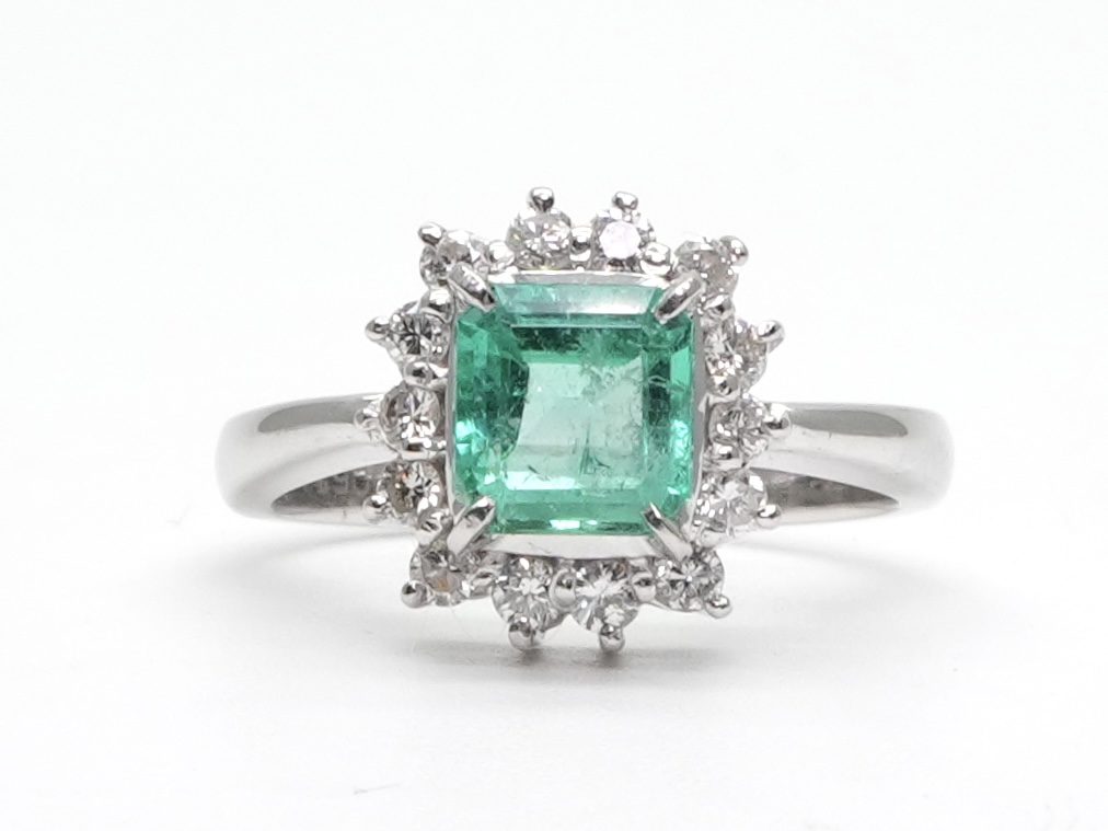 投稿記事「エメラルド ダイヤ リング Pt900 0.90ct 0.28ctを買取しました！」の商品画像