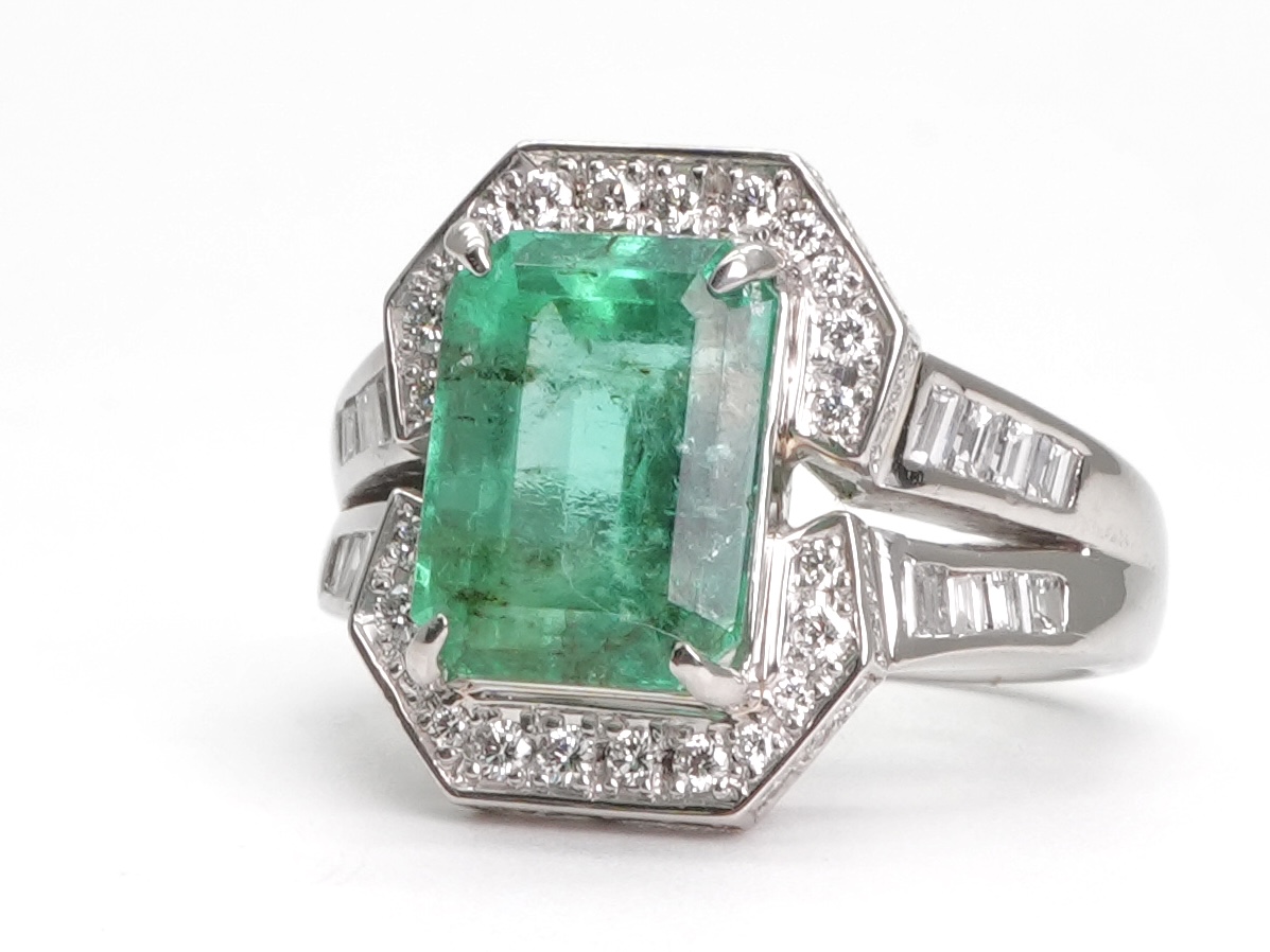 投稿記事「エメラルド ダイヤ リング Pt900 5.01ct 0.91ctを買取しました！」の商品画像