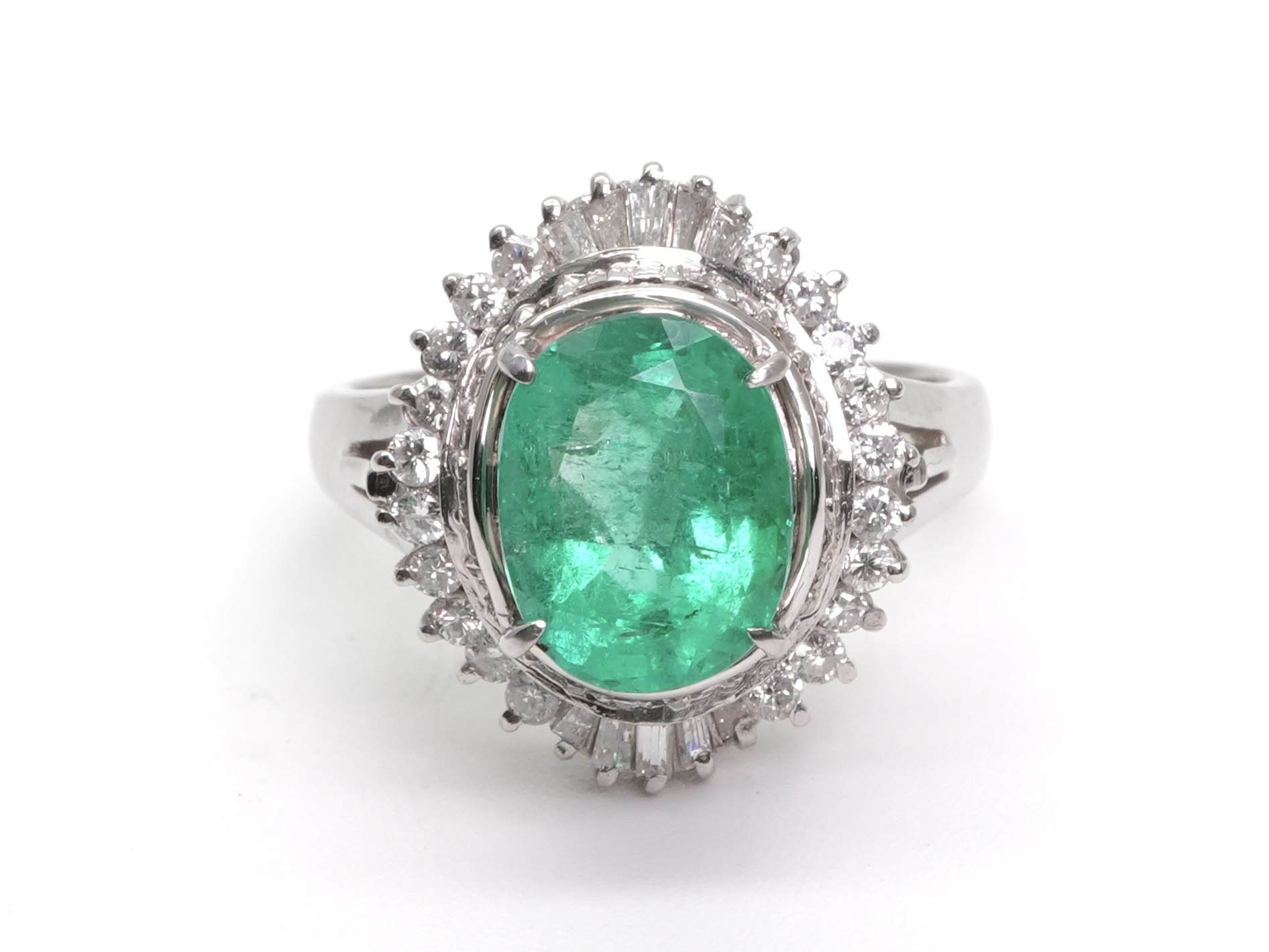 投稿記事「エメラルド ダイヤ リング Pt900 2.39ct 0.65ctを買取しました！」の商品画像