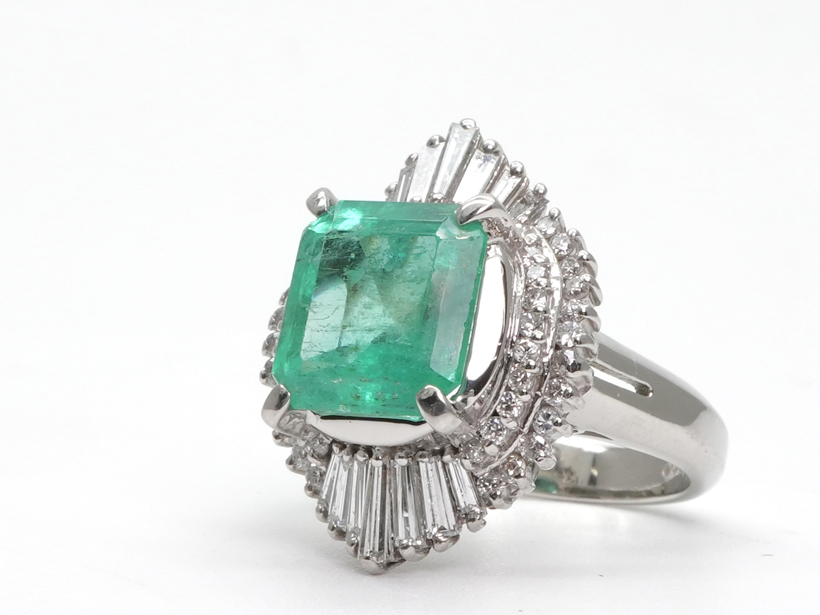 投稿記事「エメラルド ダイヤ リング Pt900 3.33ct 0.85ctを買取しました！」の商品画像