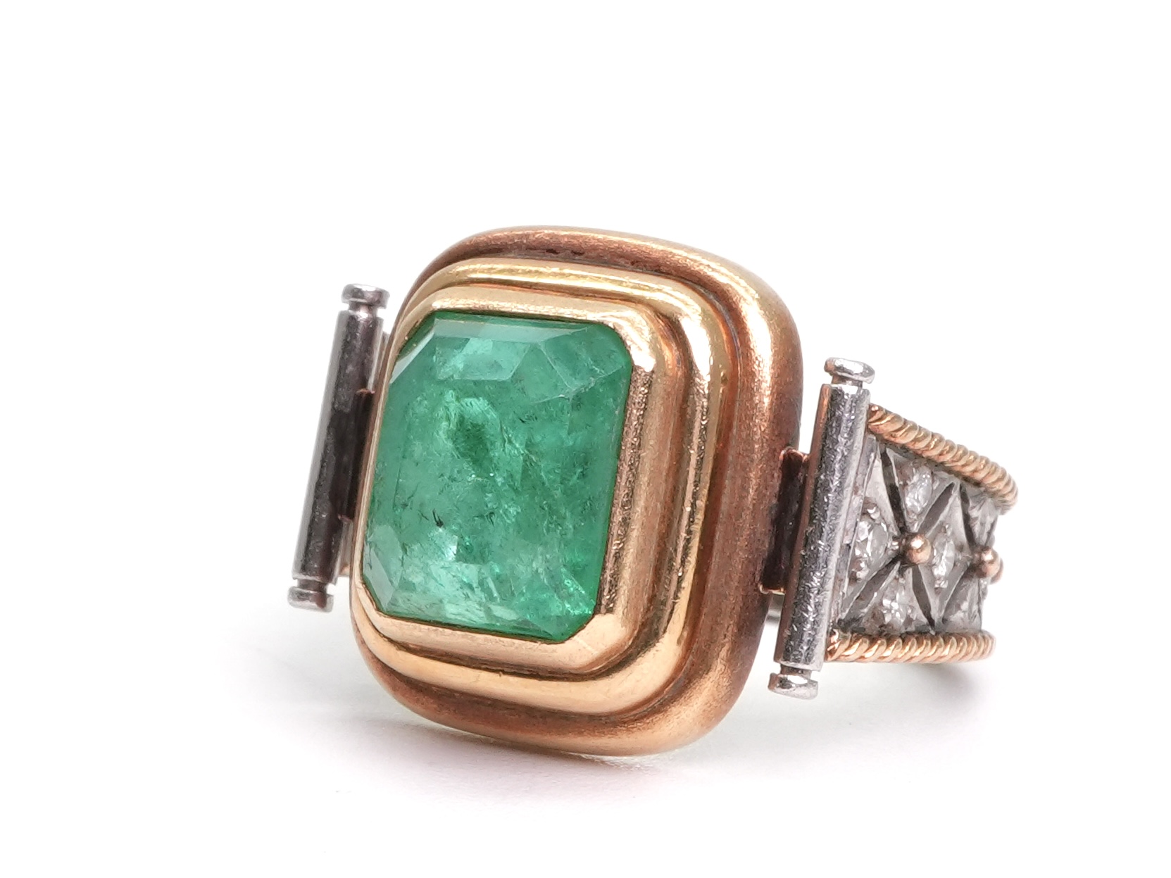 投稿記事「エメラルド ダイヤ リング K20/Pt900 4.57ct 0.19ctを買取しました！」の商品画像