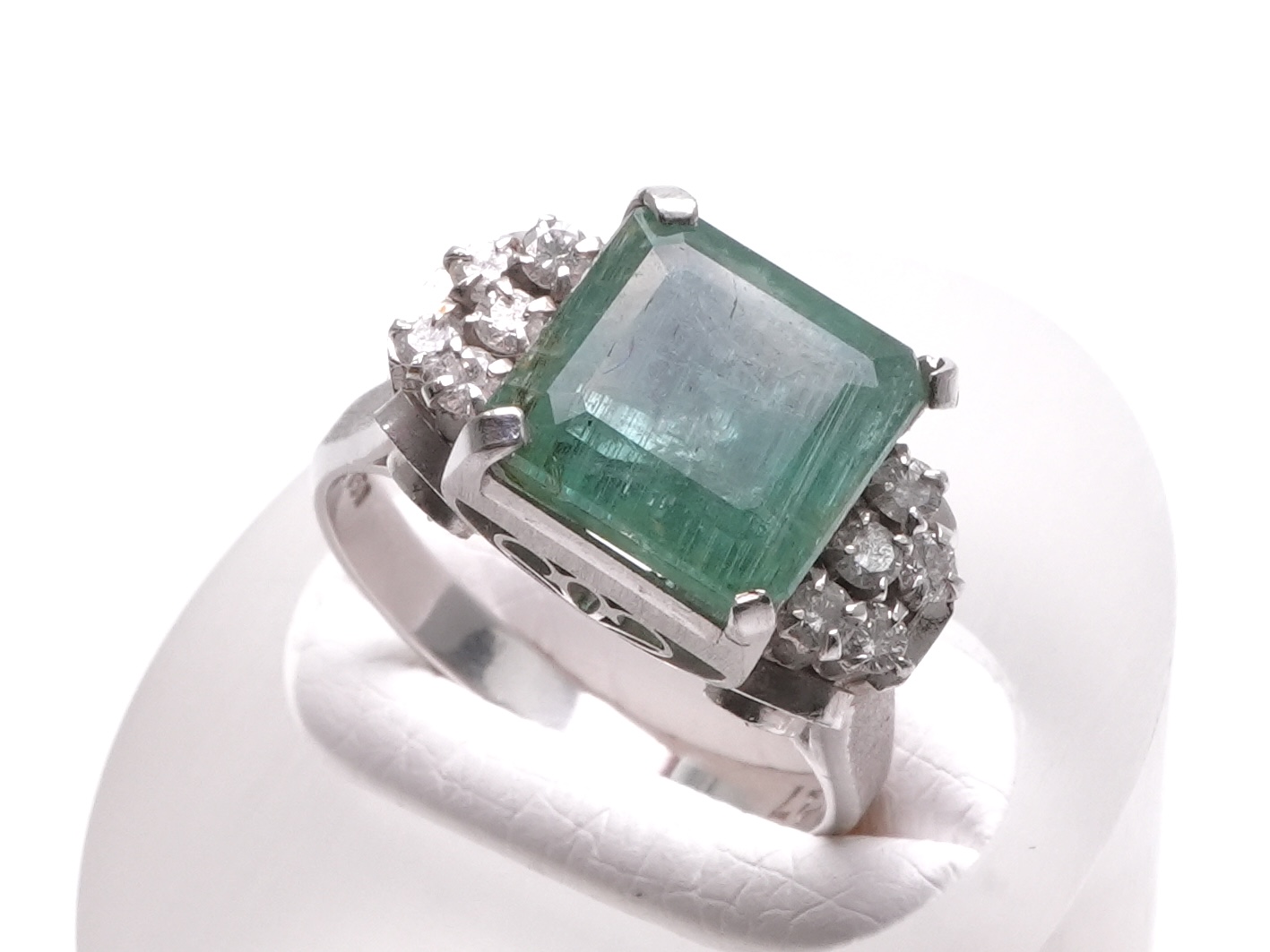 投稿記事「エメラルド ダイヤ リング Pt900 1.61ct 0.31ctを買取しました！」の商品画像