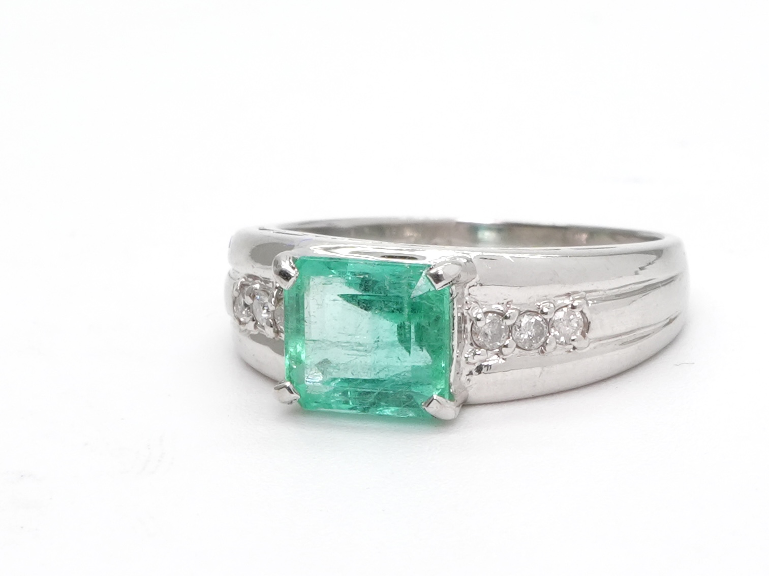 投稿記事「エメラルド ダイヤ リング Pt900 1.41ct 0.10ctを買取しました！」の商品画像