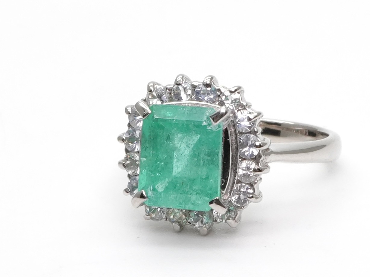 投稿記事「エメラルド リング Pt900 E2.21ct 0.65ctを買取しました！」の商品画像