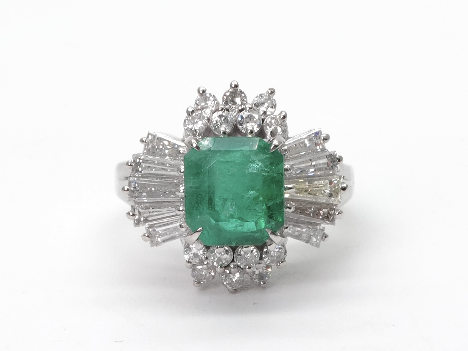 投稿記事「エメラルド ダイヤ リング Pt900 2.00ct D1.02ctを買取しました！」の商品画像