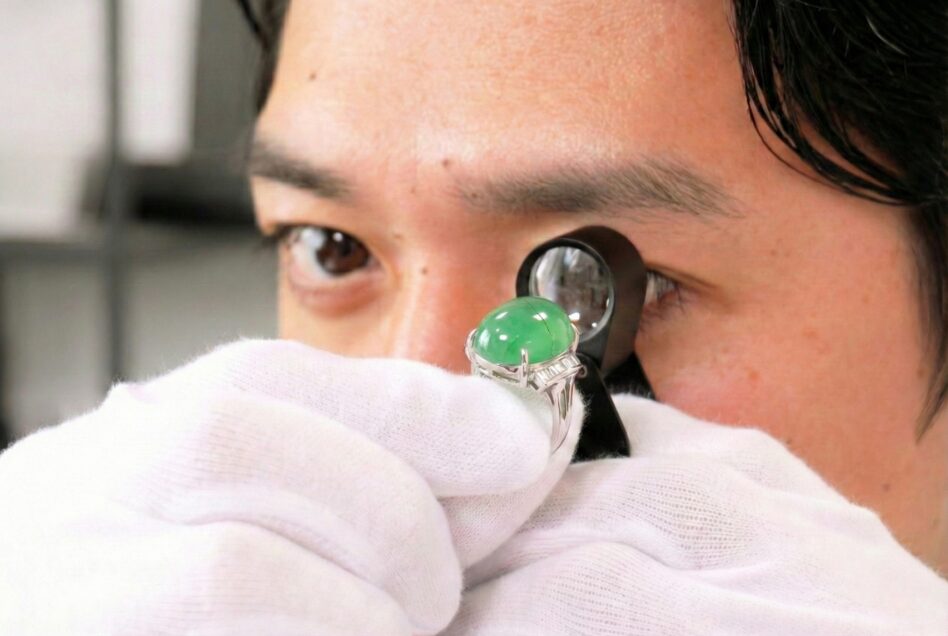 翡翠を査定するおもいお鑑定士の画像