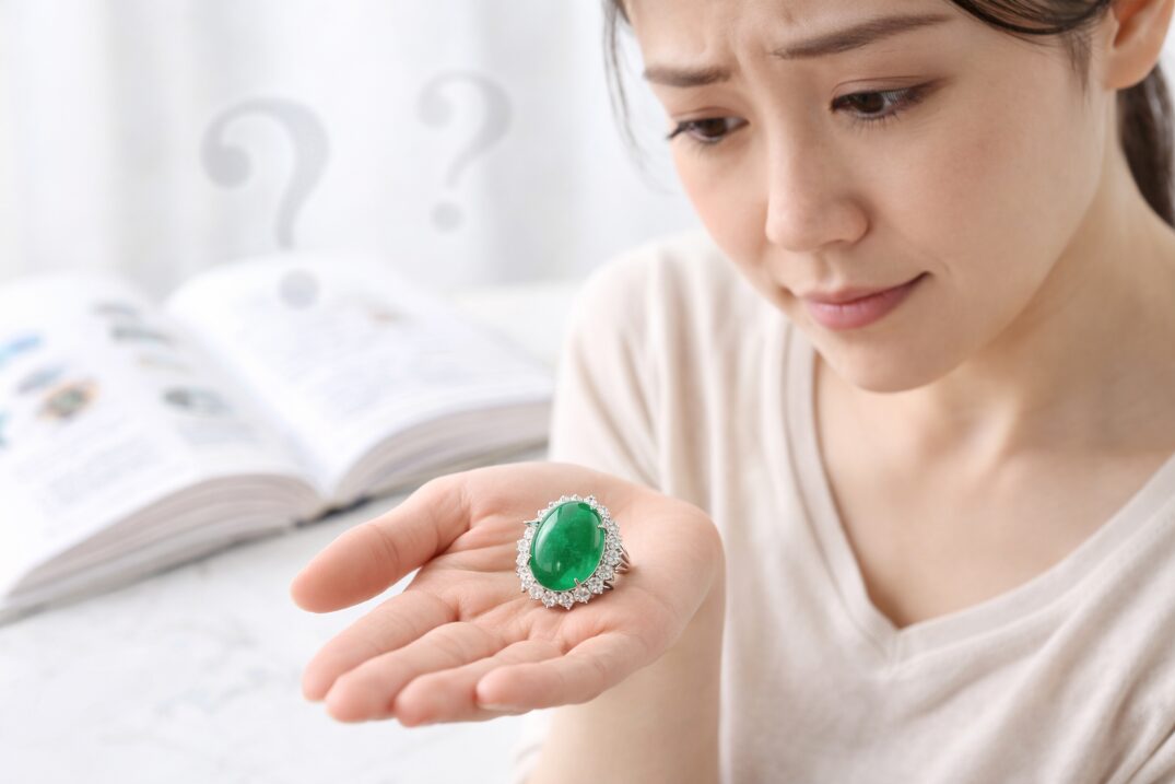 翡翠をてのひらに乗せて悩んでいる女性のイメージ画像