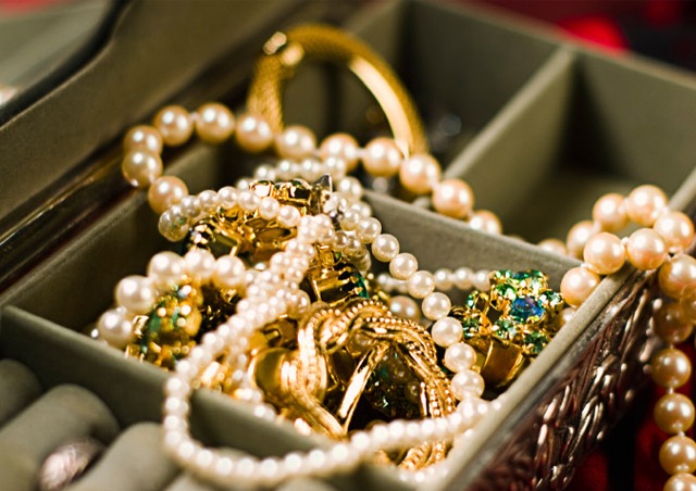 相続・遺品整理などで譲り受けるジュエリー類のイメージ画像