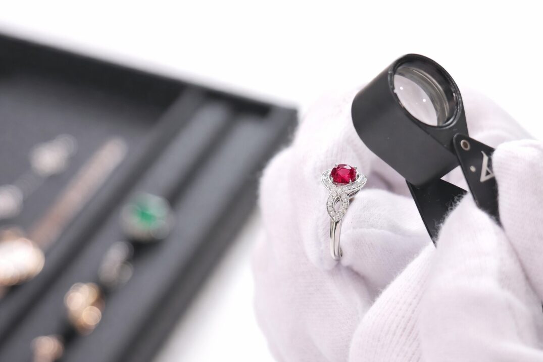 ルビーのリングを査定するイメージ画像