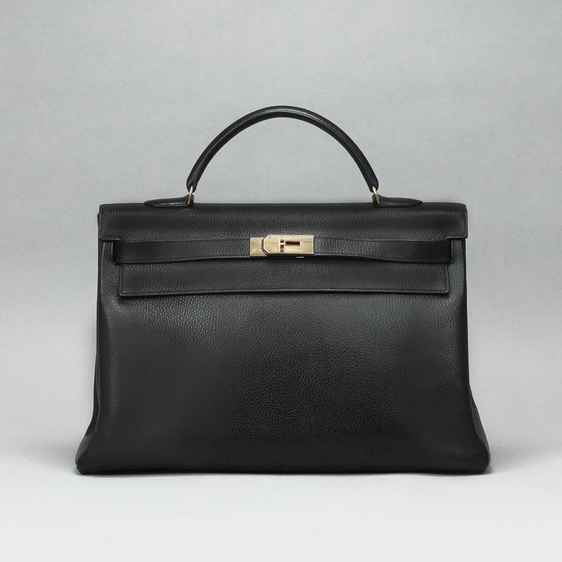 投稿記事「エルメス ケリー40 アルデンヌ ブラック ゴールド金具 を買取しました！」の商品画像