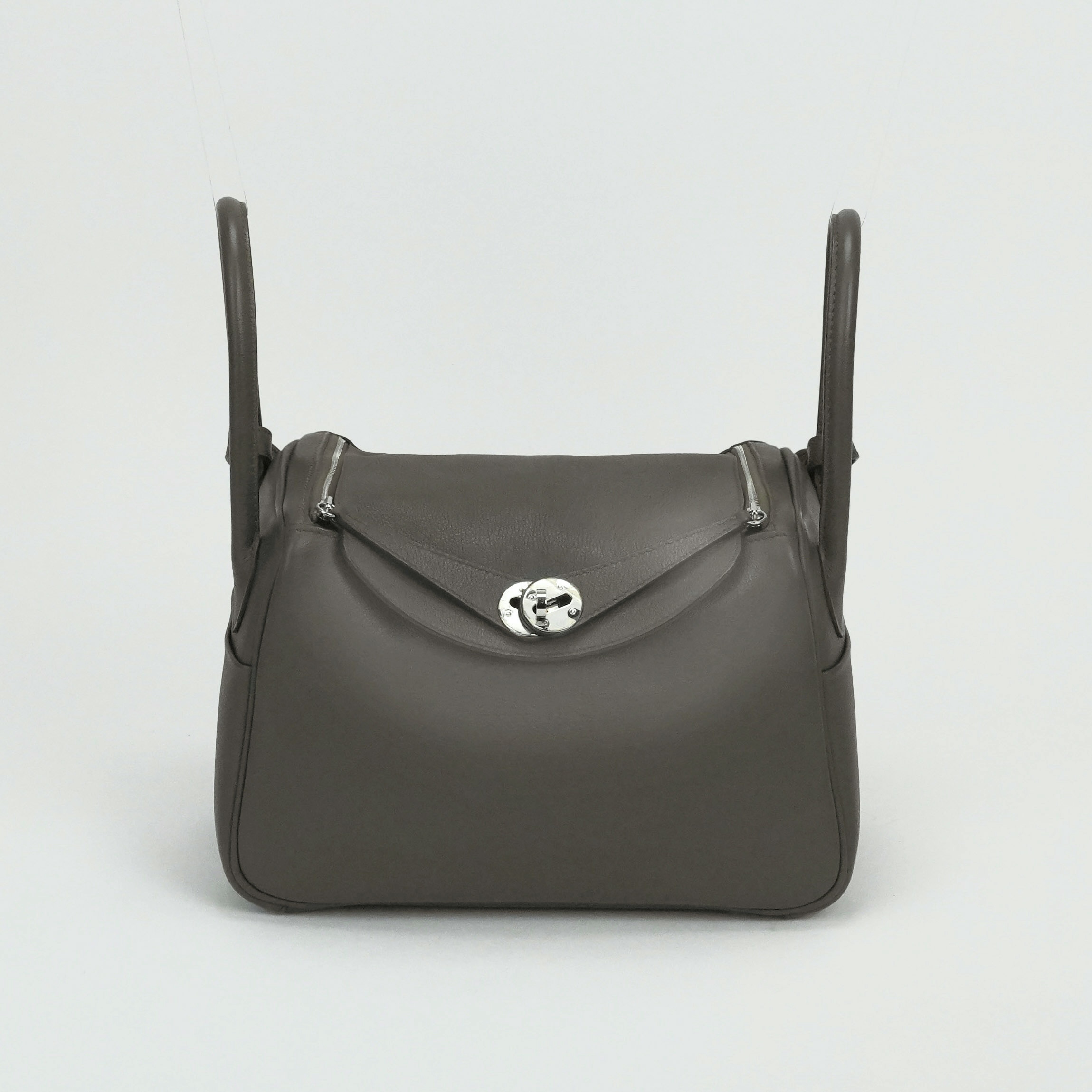 投稿記事「エルメス リンディ26 エバーカラー エタン シルバー金具 を買取しました！」の商品画像