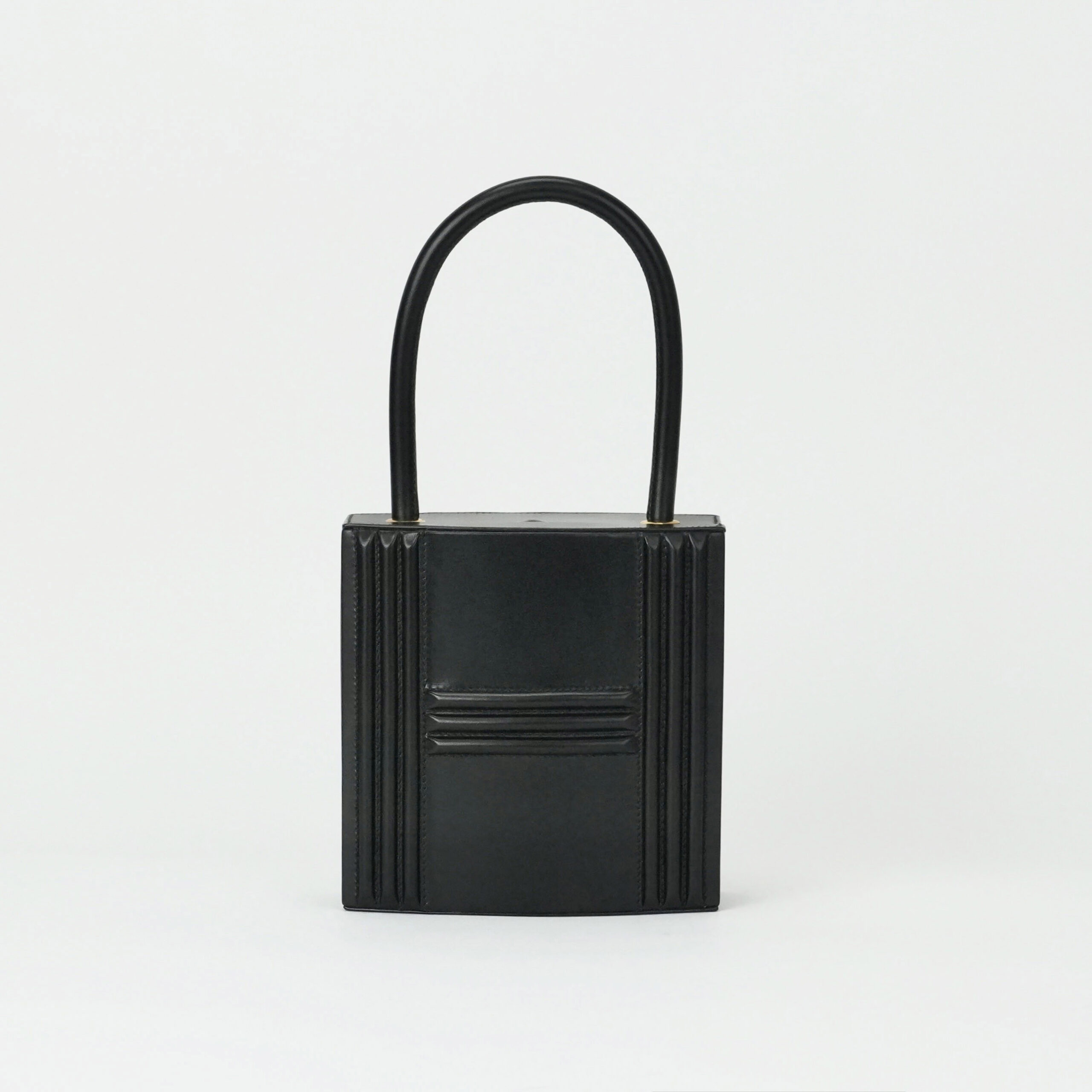 投稿記事「エルメス カデナバッグ ボックスカーフ ブラック ゴールド金具 を買取しました！」の商品画像