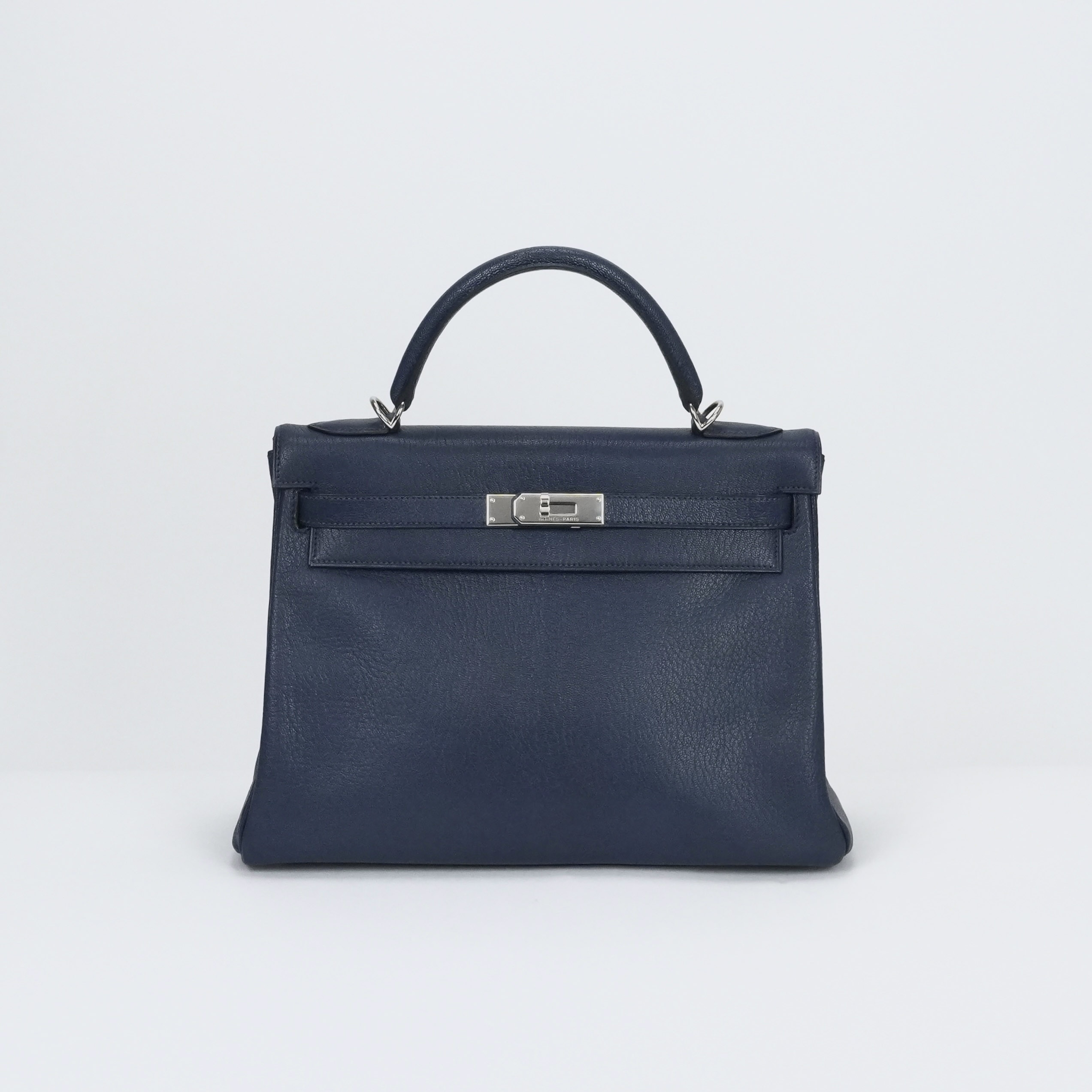 投稿記事「エルメス ケリー32 シェ－ブル ブルー系 シルバー金具 を買取しました！」の商品画像