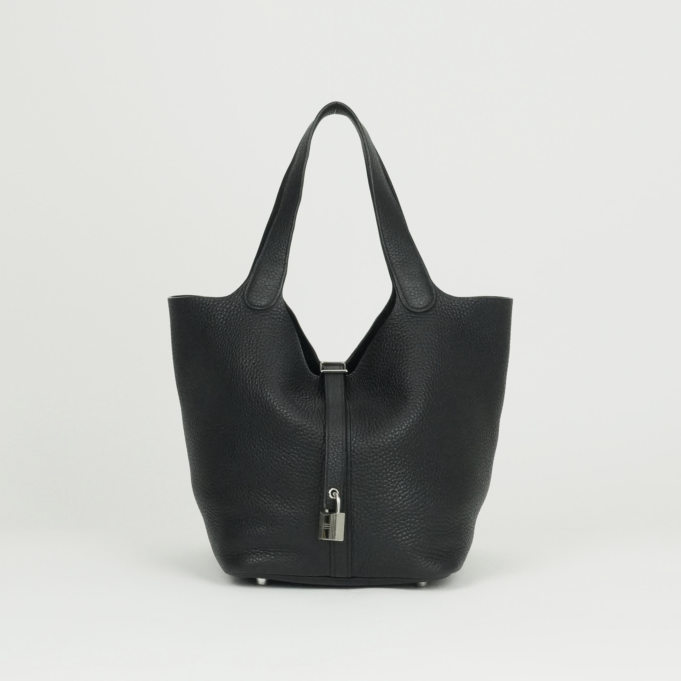 投稿記事「エルメス ピコタンロックＭＭ トリヨンクレマンス ブラック シルバー金具 を買取しました！」の商品画像