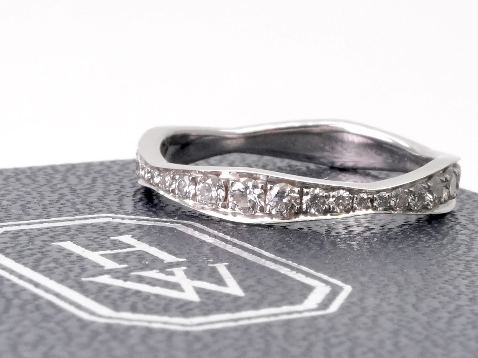 投稿記事「ハリーウィンストン パヴェウェーブ バンド リングを買取しました！」の商品画像