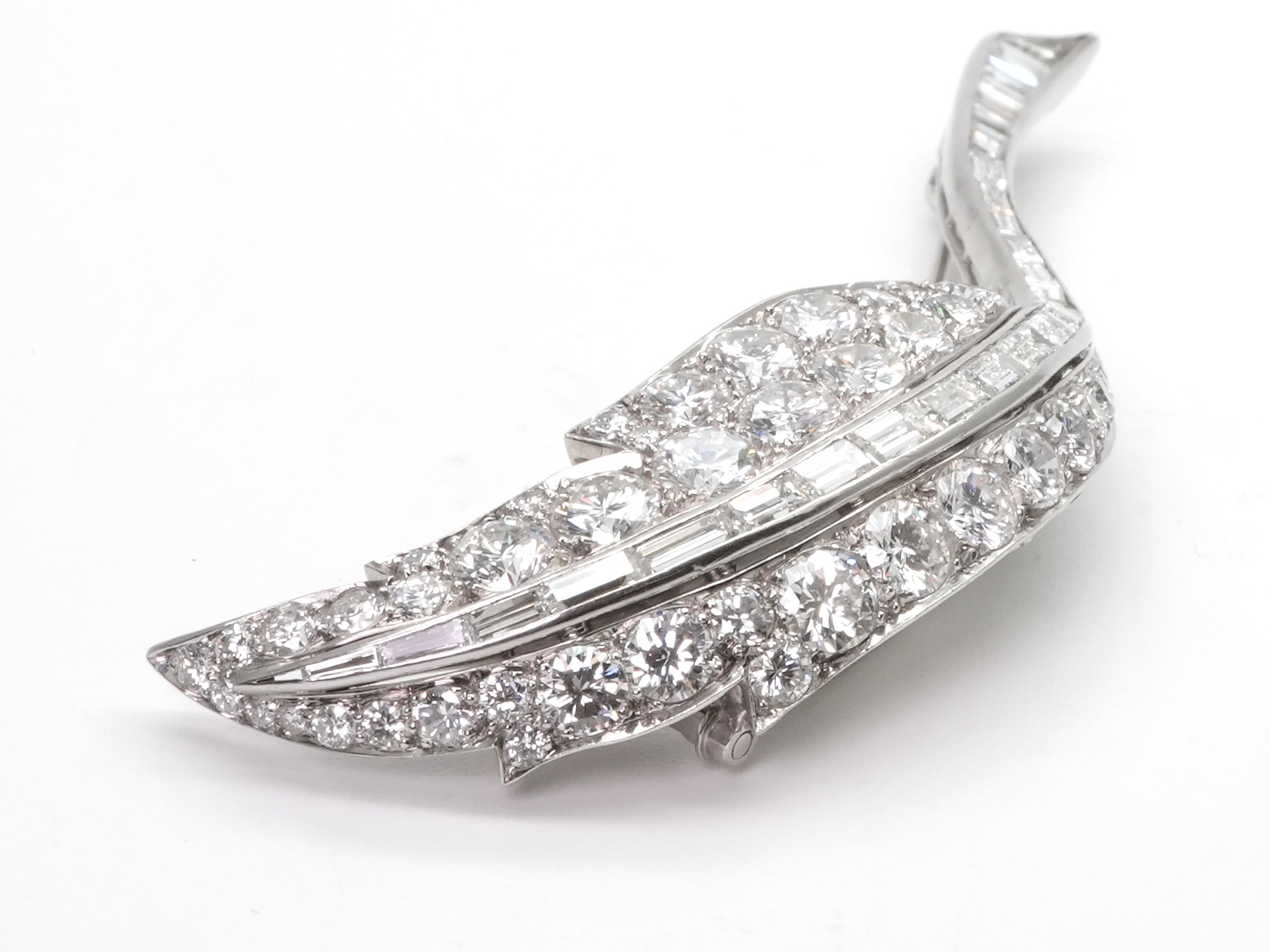 投稿記事「ハリーウィンストン ダイヤ ブローチ 金性不明を買取しました！」の商品画像