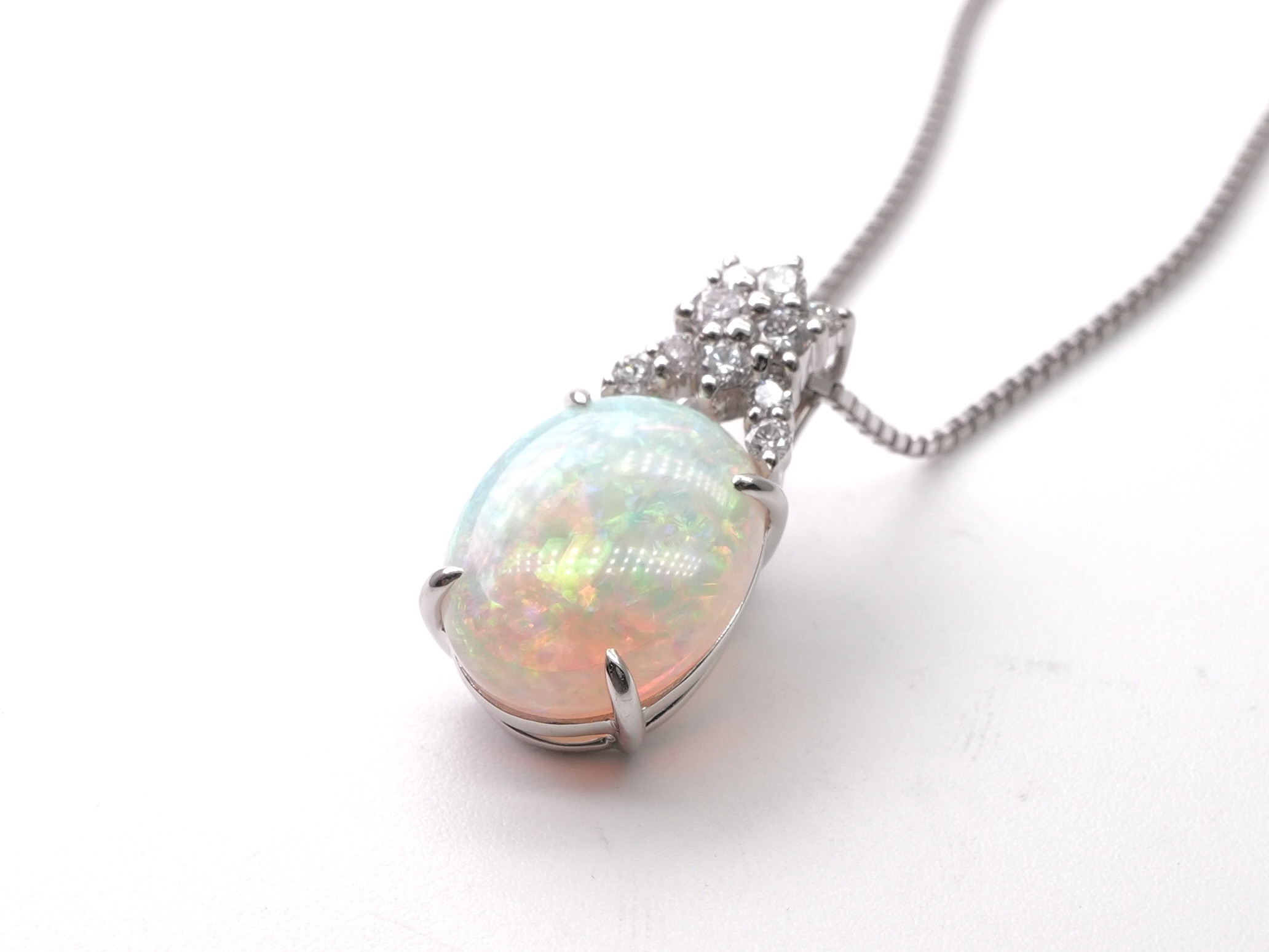 投稿記事「ホワイトオパール ダイヤ ネックレス Pt900/Pt850 4.97ct 0.33ctを買取しました！」の商品画像