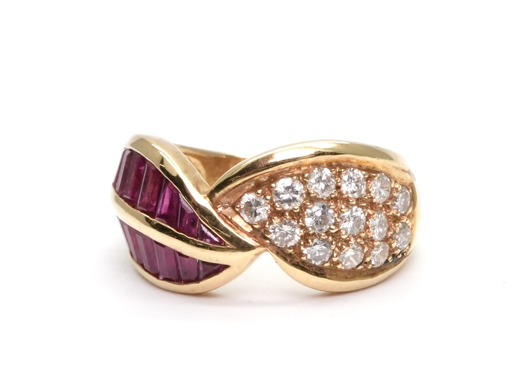 投稿記事「ルビー ダイヤ リング K18 R2.42ct D0.47ctを買取しました！」の商品画像