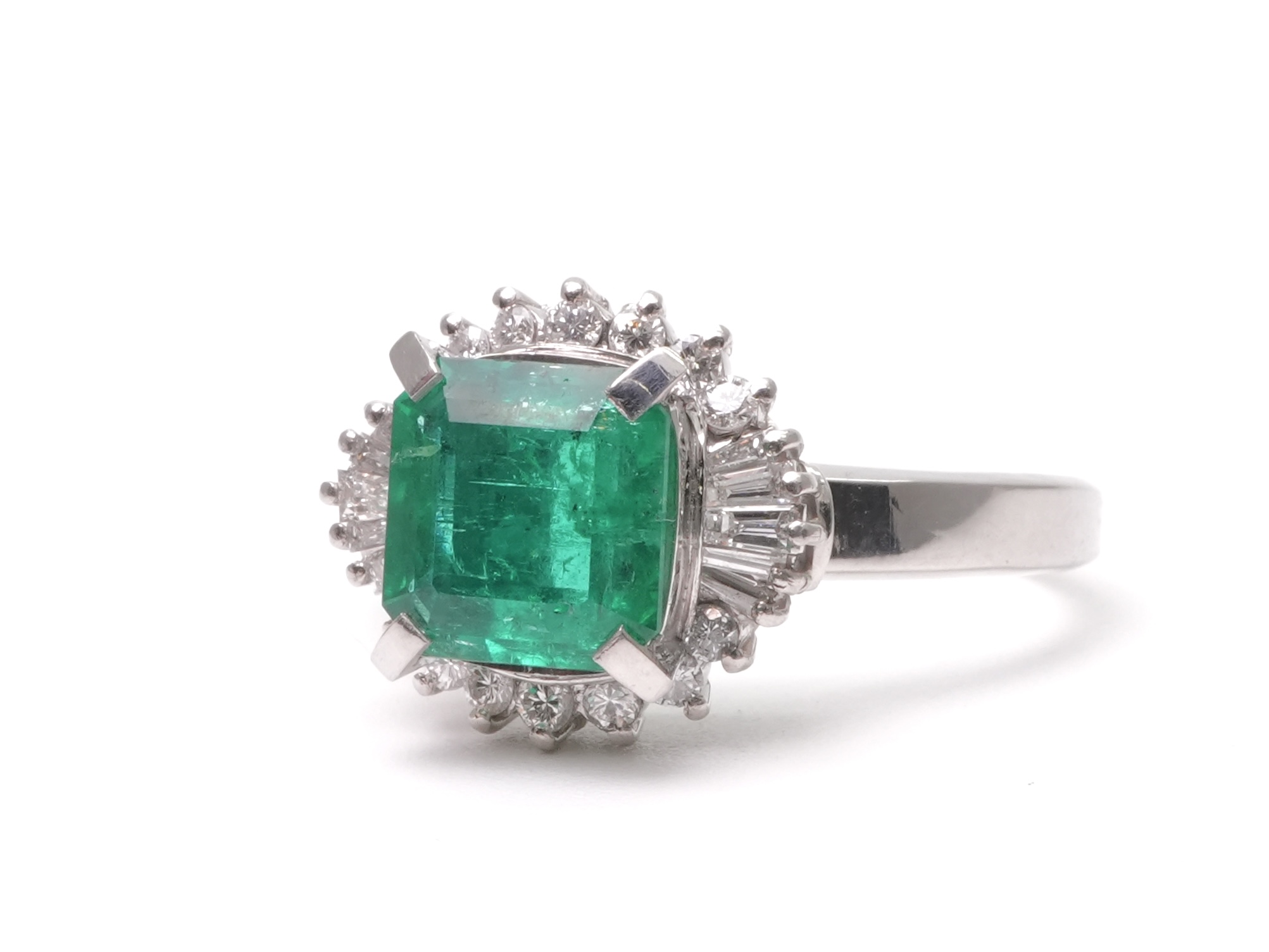 投稿記事「エメラルド ダイヤ リング Pt900 2.36ct D0.49ctを買取しました！」の商品画像