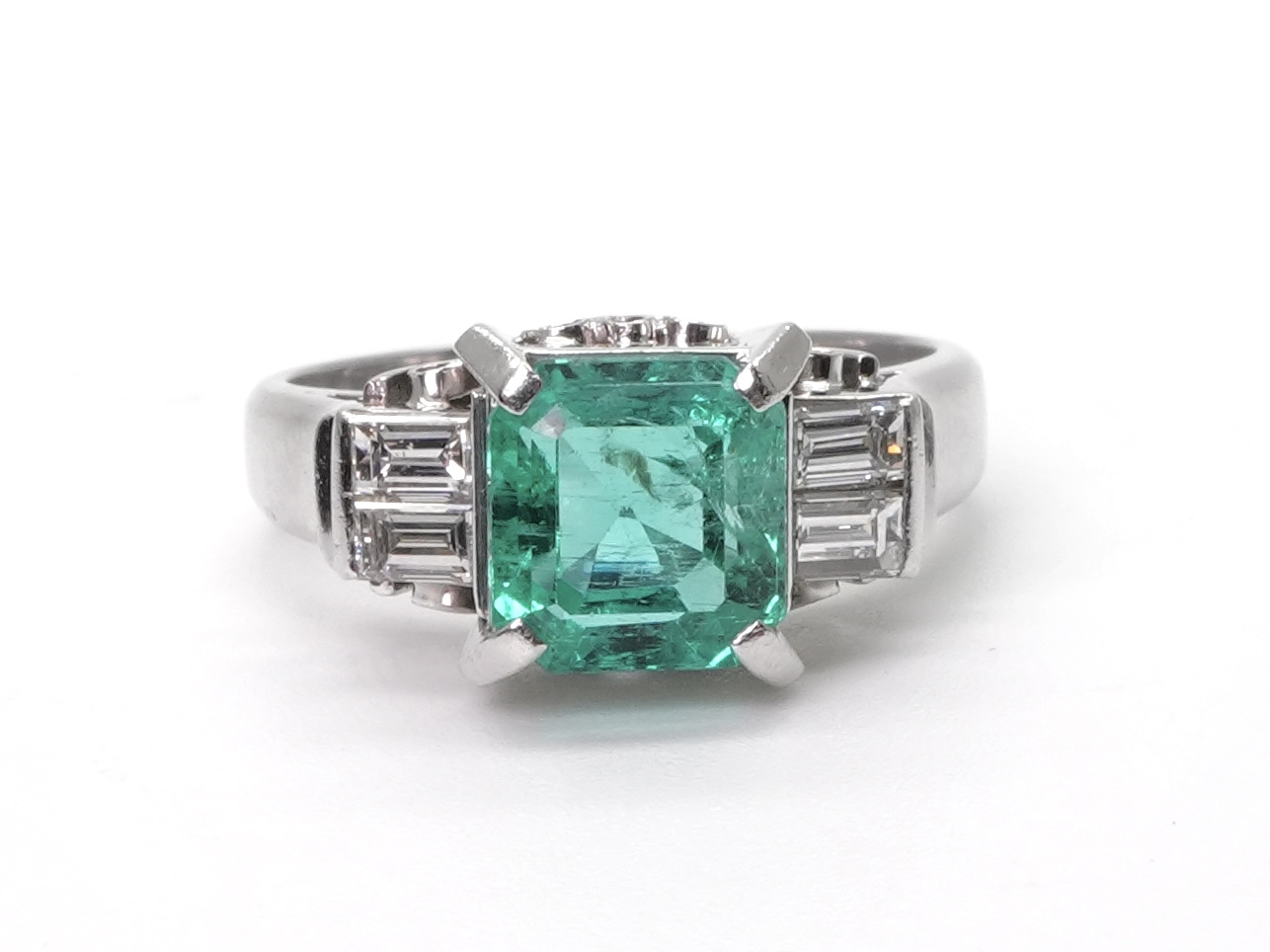 投稿記事「エメラルド ダイヤ リング Pt900 2.21ct D0.45ctを買取しました！」の商品画像