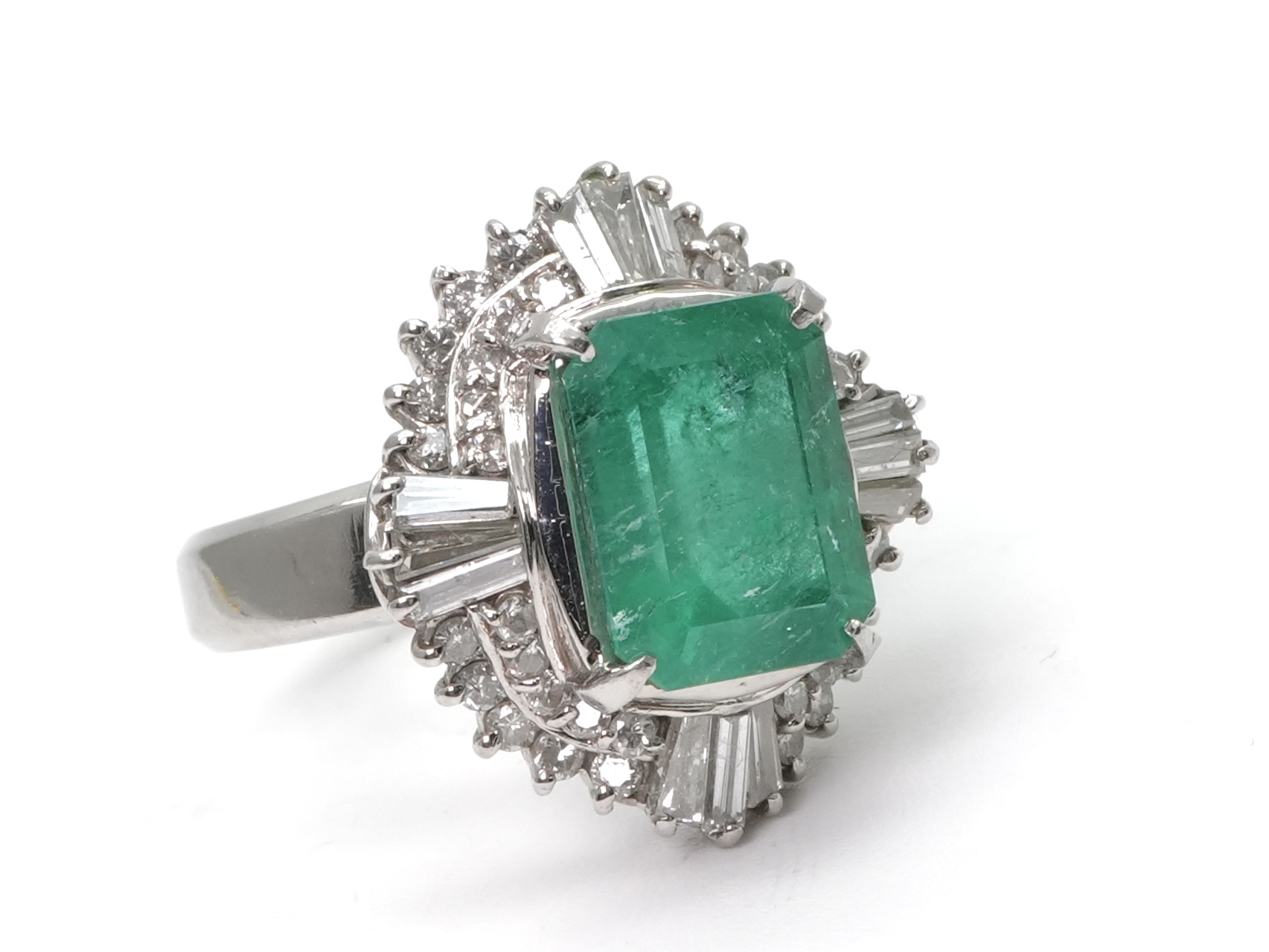 投稿記事「エメラルド ダイヤ リング Pt900 4.28ct D1.13ctを買取しました！」の商品画像