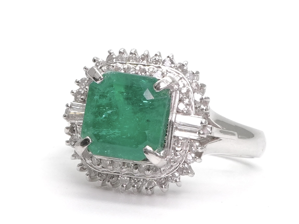 投稿記事「エメラルド ダイヤ リング Pt900 2.061ct D0.40ctを買取しました！」の商品画像