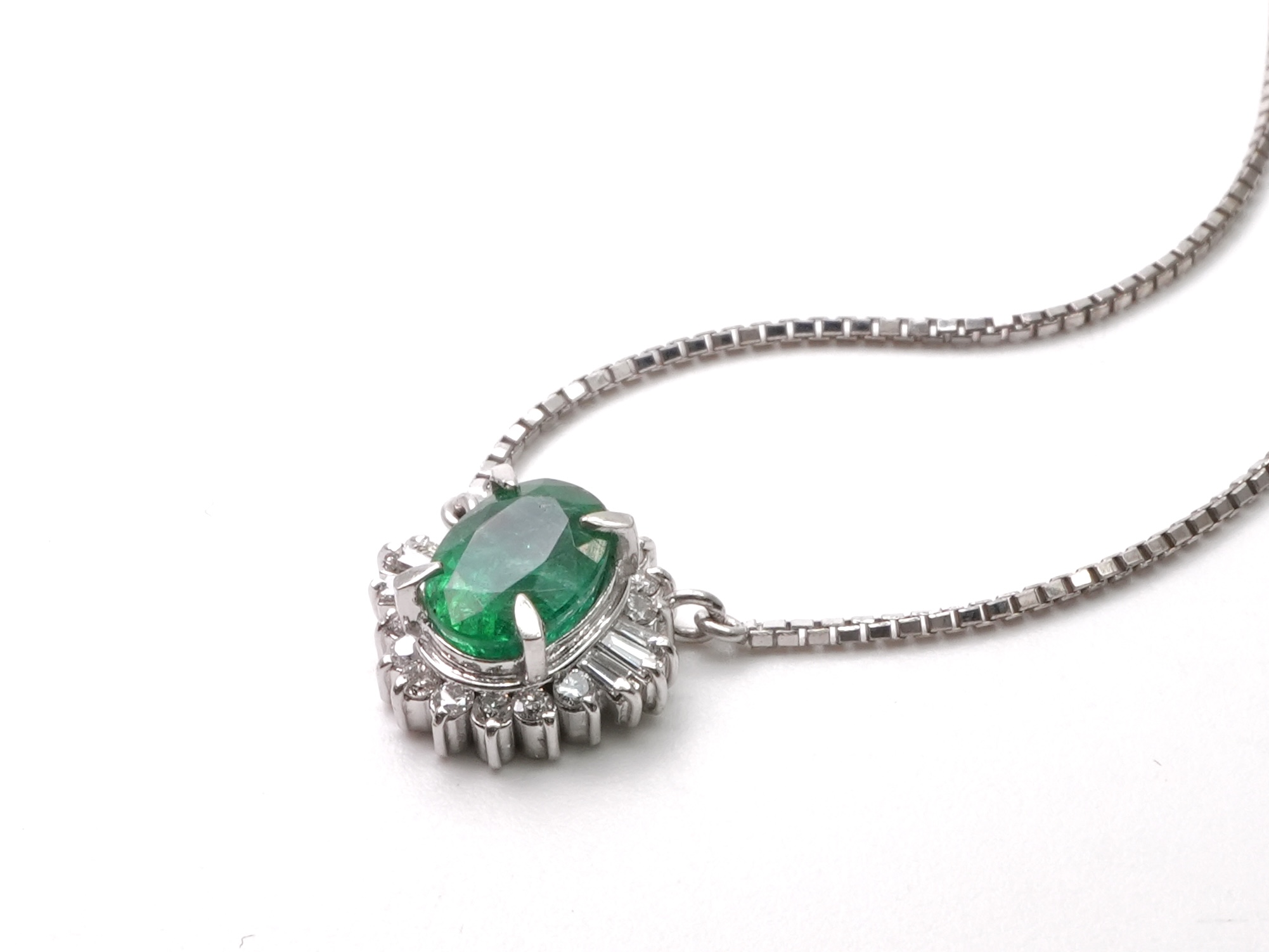 投稿記事「エメラルド ダイヤ ネックレス Pt850 1.62ct D0.3ctを買取しました！」の商品画像
