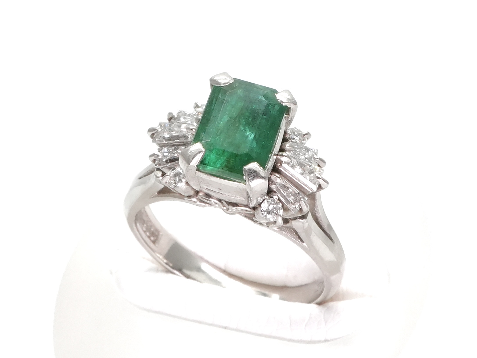 投稿記事「色石 ダイヤ リング Pt900 1.57ct D0.45ctを買取しました！」の商品画像